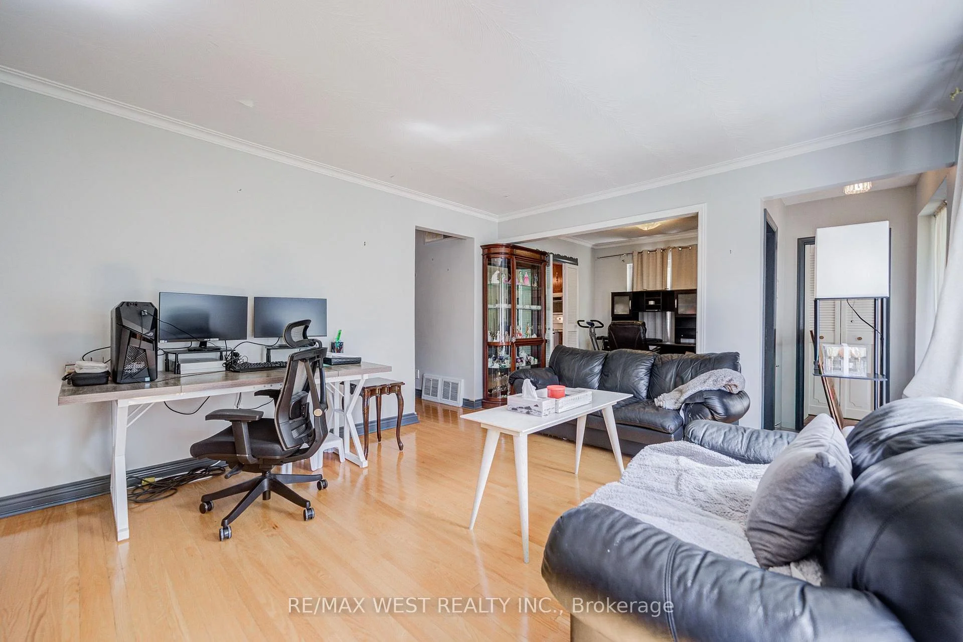 Photo 24 of 65 Ridge Point Crescent, North York, Brookhaven-Amesbury — HOMEH