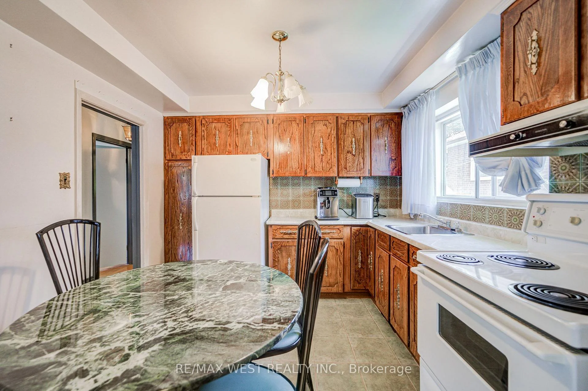 Photo 28 of 65 Ridge Point Crescent, North York, Brookhaven-Amesbury — HOMEH
