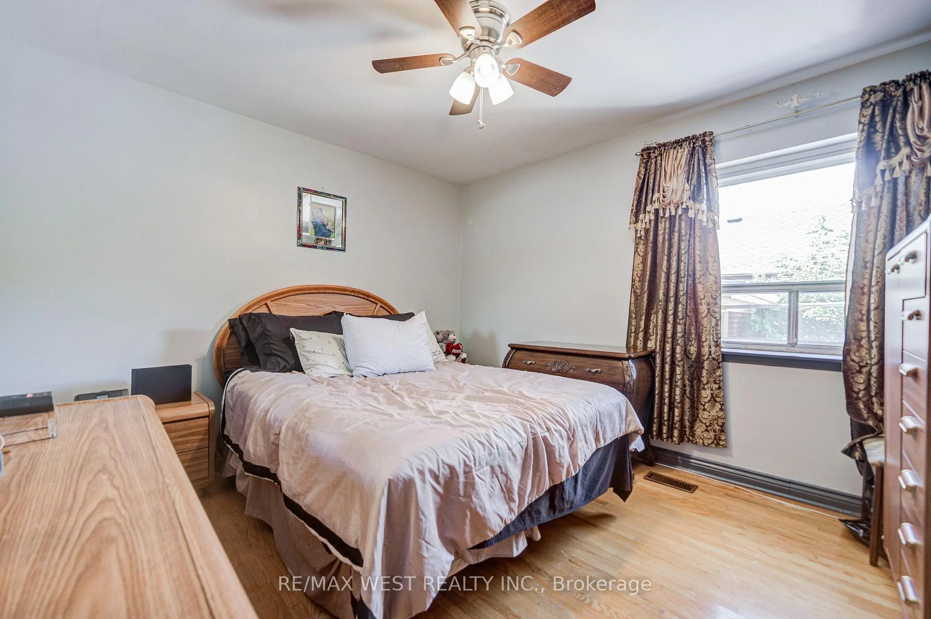 Photo 31 of 65 Ridge Point Crescent, North York, Brookhaven-Amesbury — HOMEH