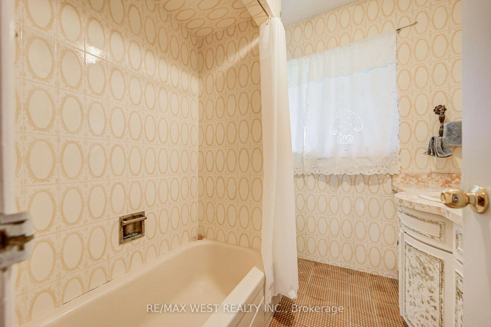 Photo 36 of 65 Ridge Point Crescent, North York, Brookhaven-Amesbury — HOMEH