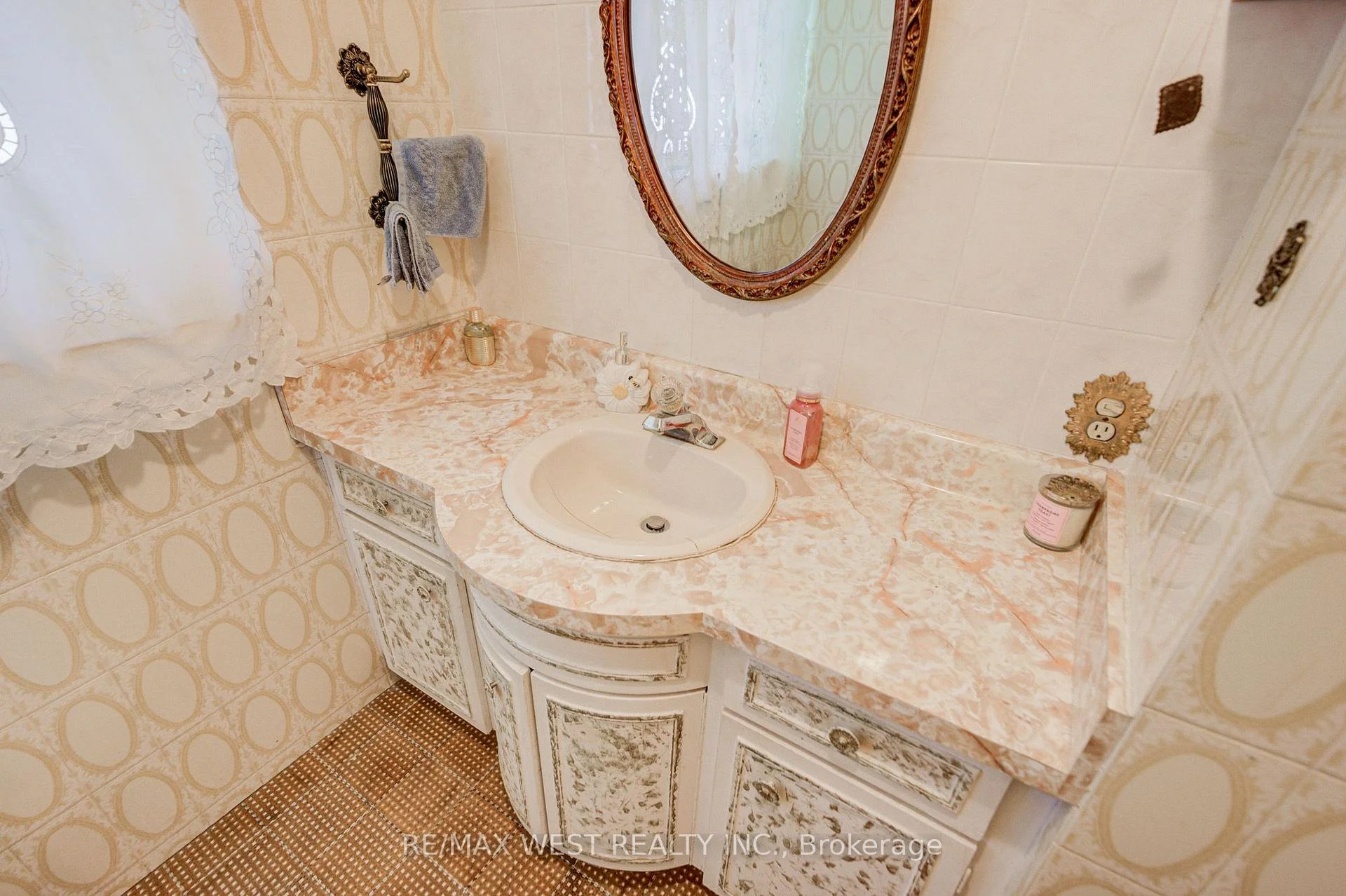 Photo 37 of 65 Ridge Point Crescent, North York, Brookhaven-Amesbury — HOMEH