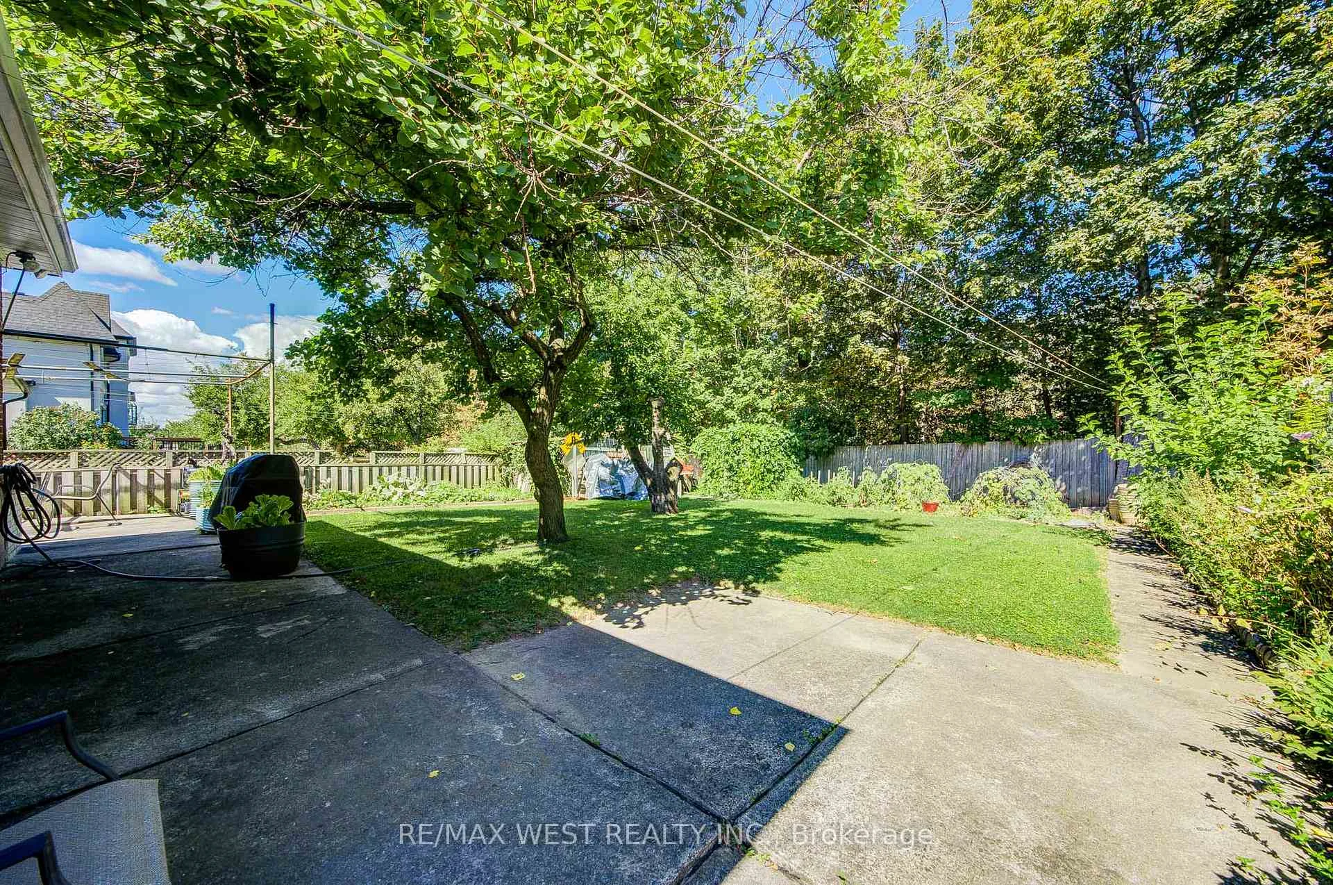Photo 57 of 65 Ridge Point Crescent, North York, Brookhaven-Amesbury — HOMEH