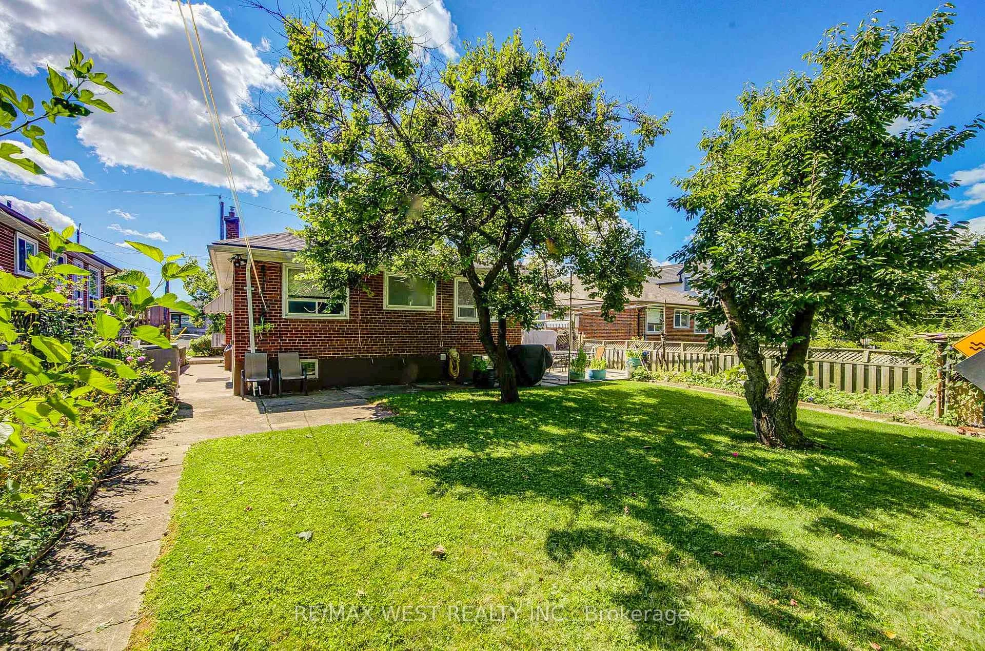 Photo 60 of 65 Ridge Point Crescent, North York, Brookhaven-Amesbury — HOMEH