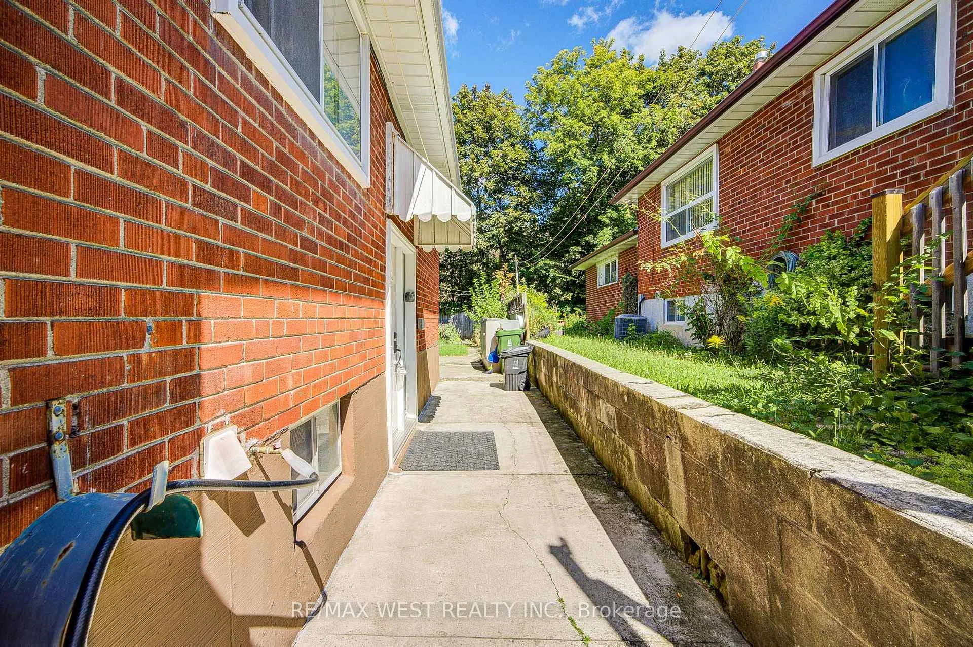 Photo 62 of 65 Ridge Point Crescent, North York, Brookhaven-Amesbury — HOMEH