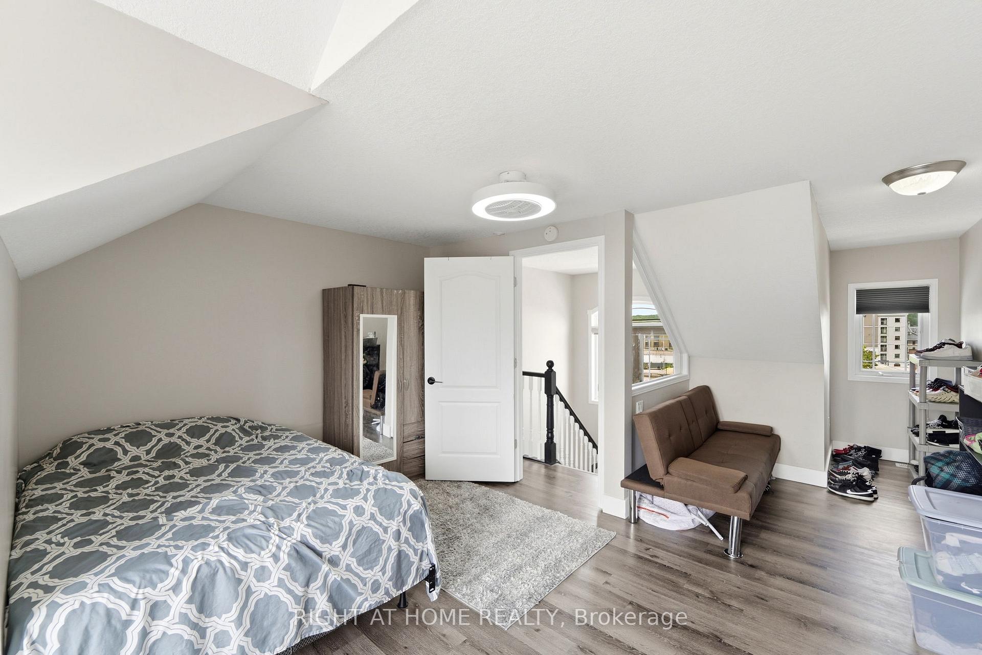 Photo 24 of 65 Wellington South, Cambridge, East Galt — HOMEH