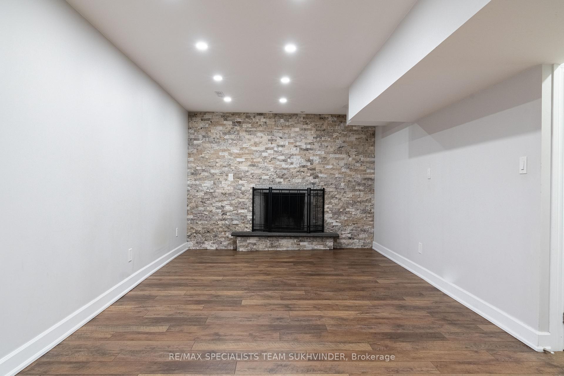 Photo 2 of 128 Embassy Drive, Vaughan, East Woodbridge — HOMEH
