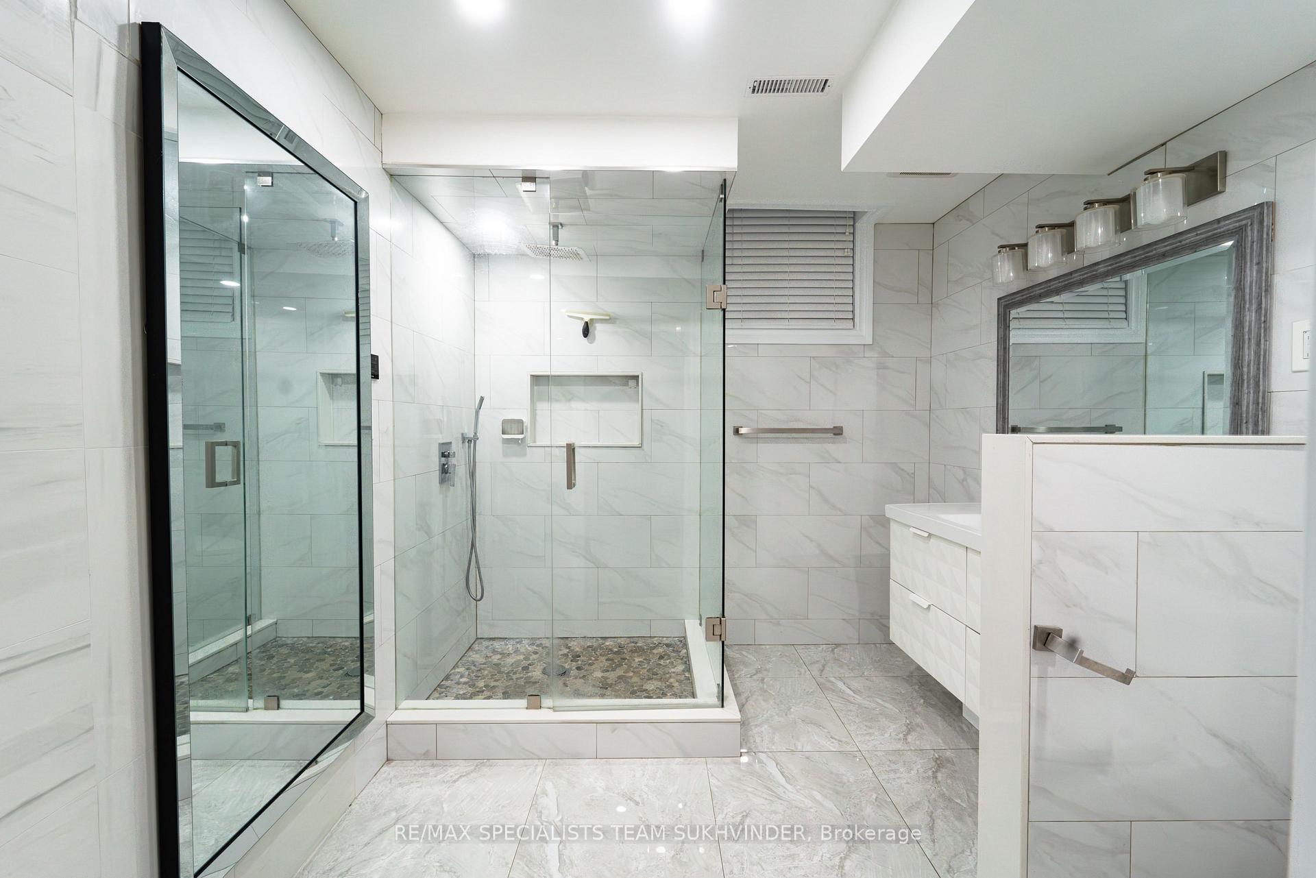 Photo 7 of 128 Embassy Drive, Vaughan, East Woodbridge — HOMEH