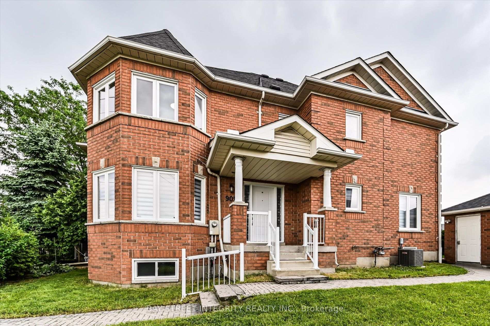 Front of 9096 Dufferin Street N