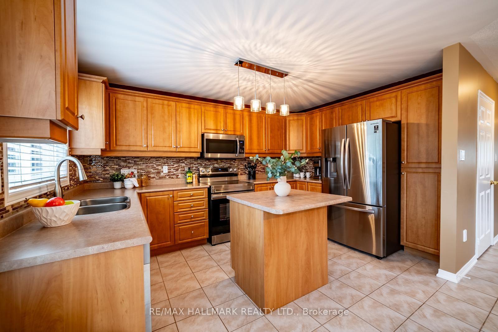 Photo 14 of 25 Starr Crescent, Aurora, Bayview Northeast — HOMEH