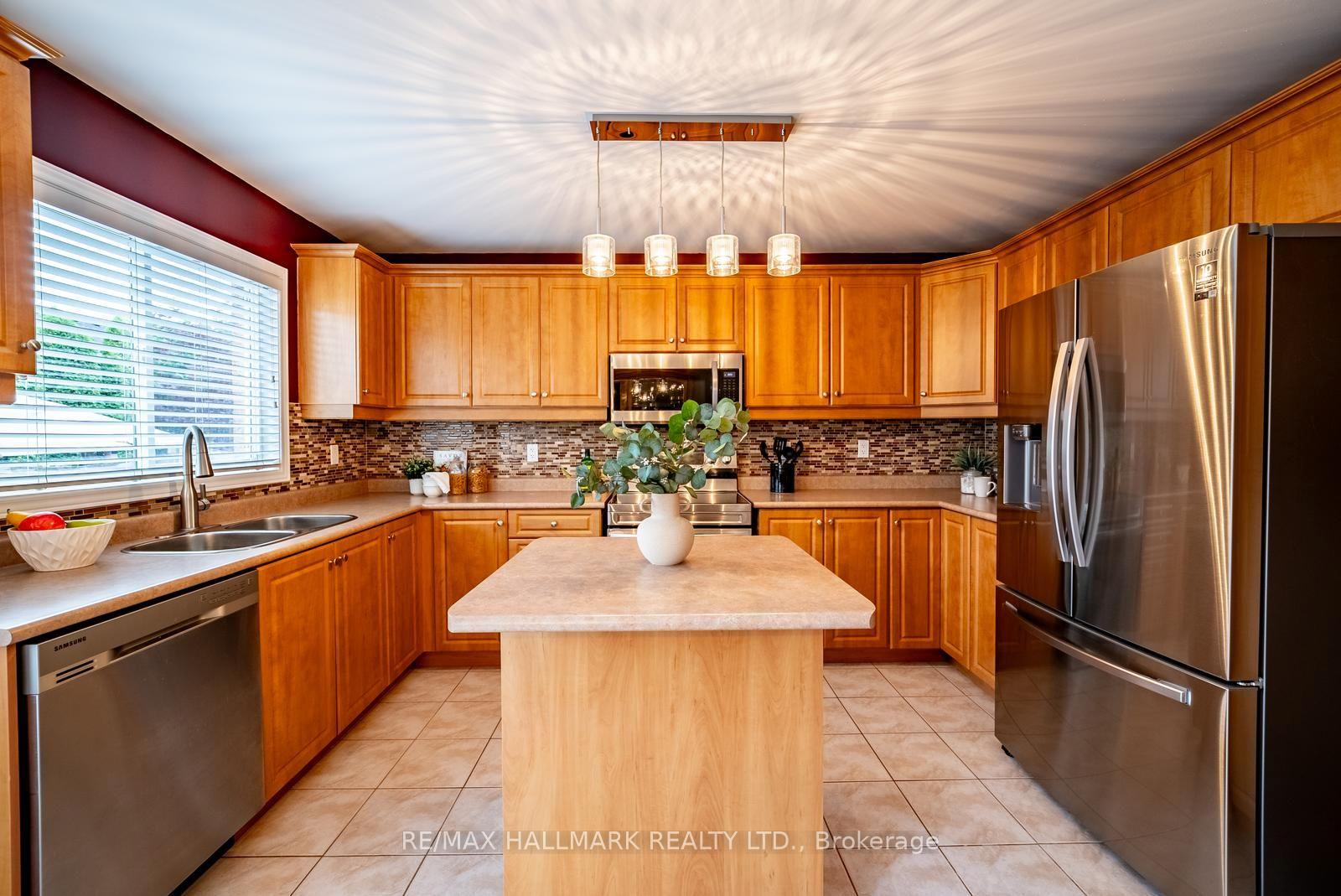 Photo 15 of 25 Starr Crescent, Aurora, Bayview Northeast — HOMEH