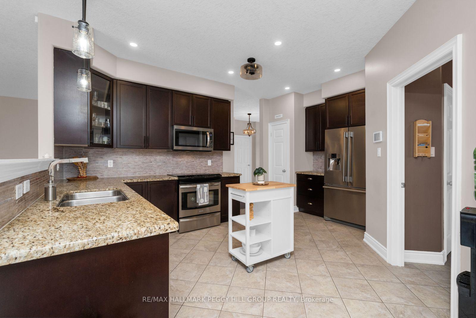 Photo 2 of 77 Graihawk Drive, Barrie, Ardagh — HOMEH