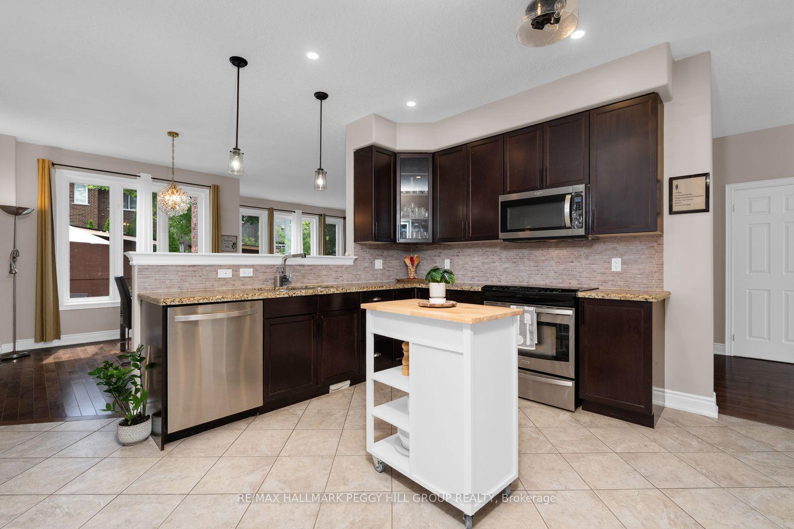 Photo 3 of 77 Graihawk Drive, Barrie, Ardagh — HOMEH