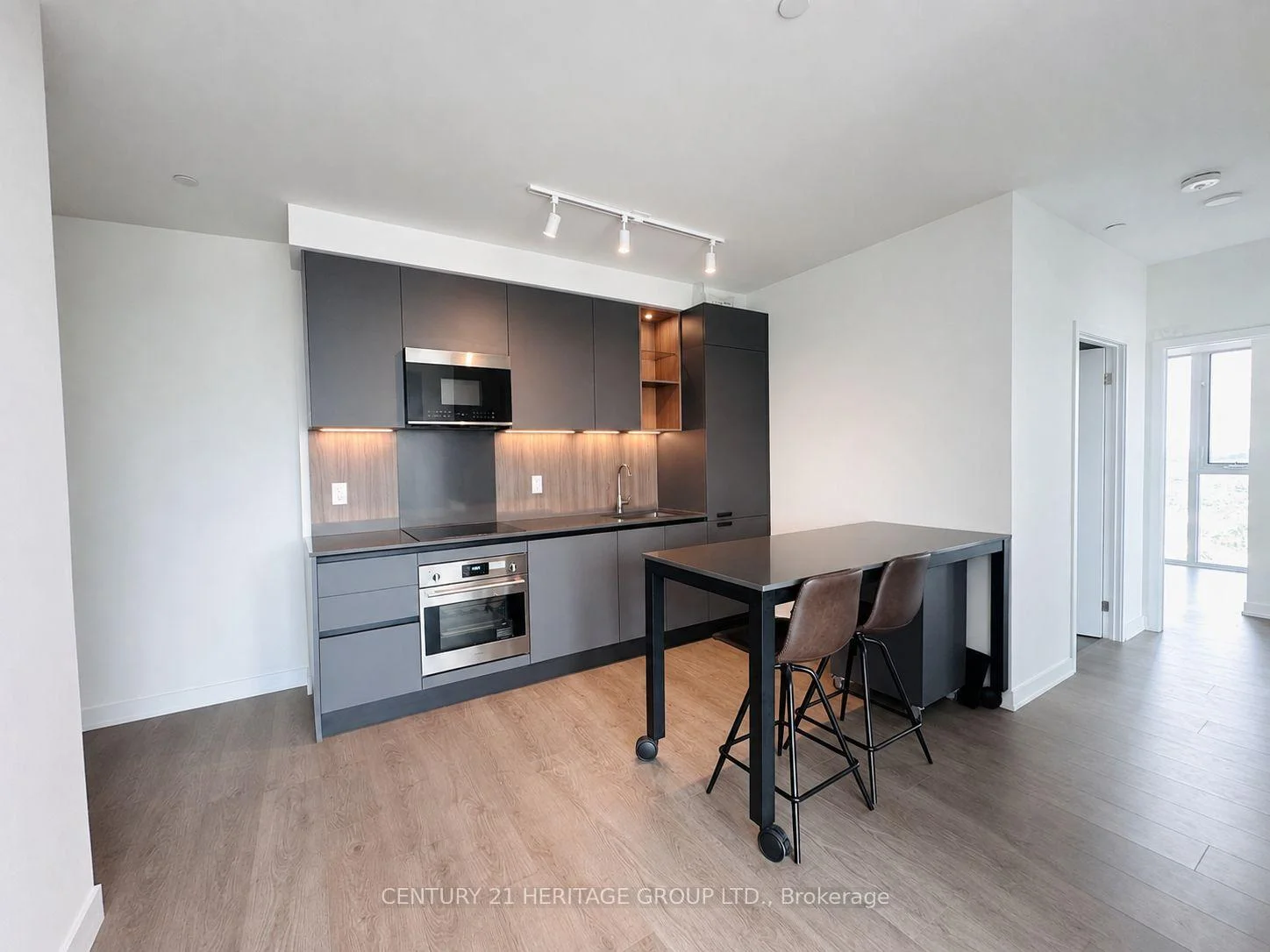 Photo 5 of 39 Mary Street, Barrie, City Centre — HOMEH