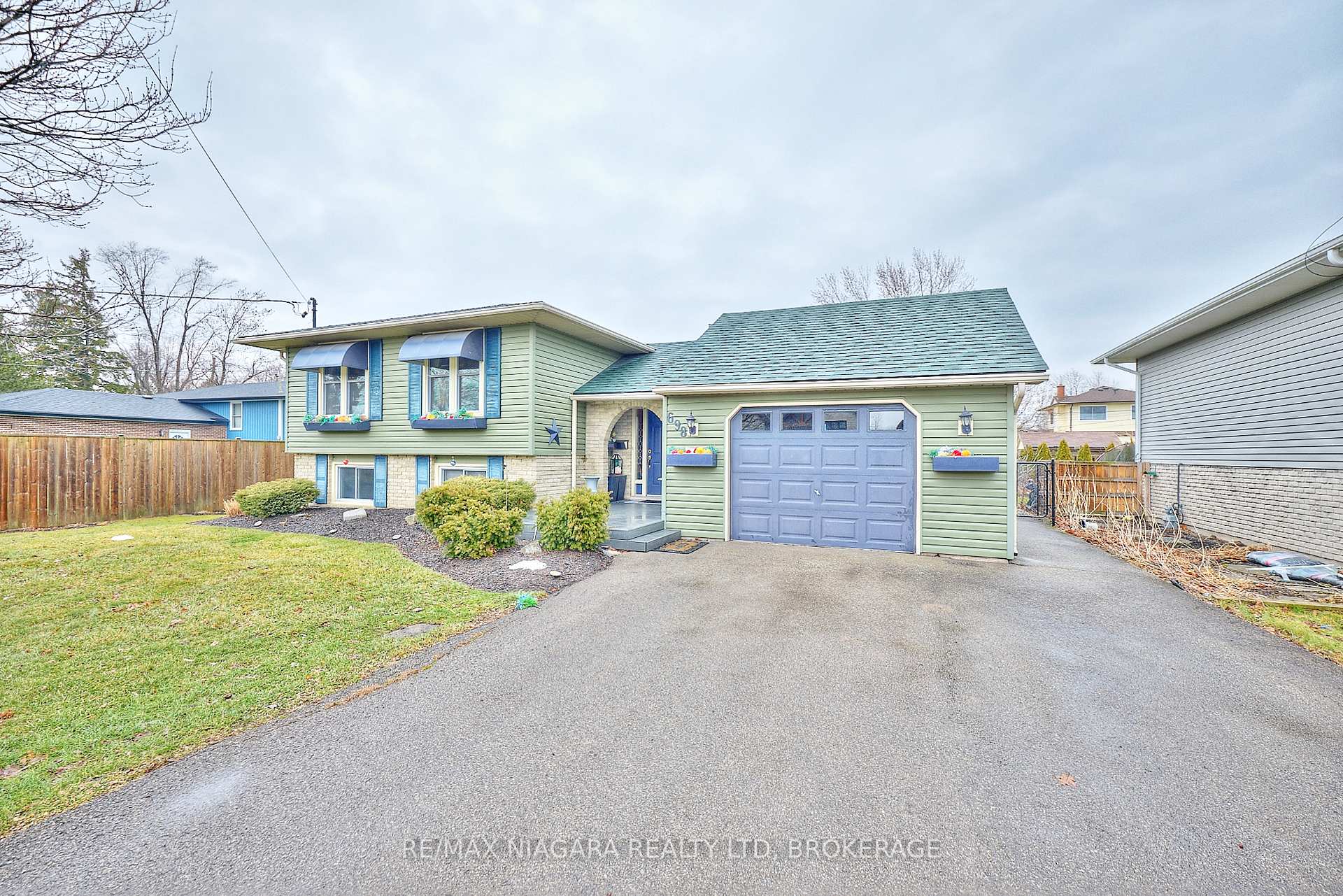 Photo 1 of 698 Buffalo Road, Fort Erie, Crescent Park — HOMEH