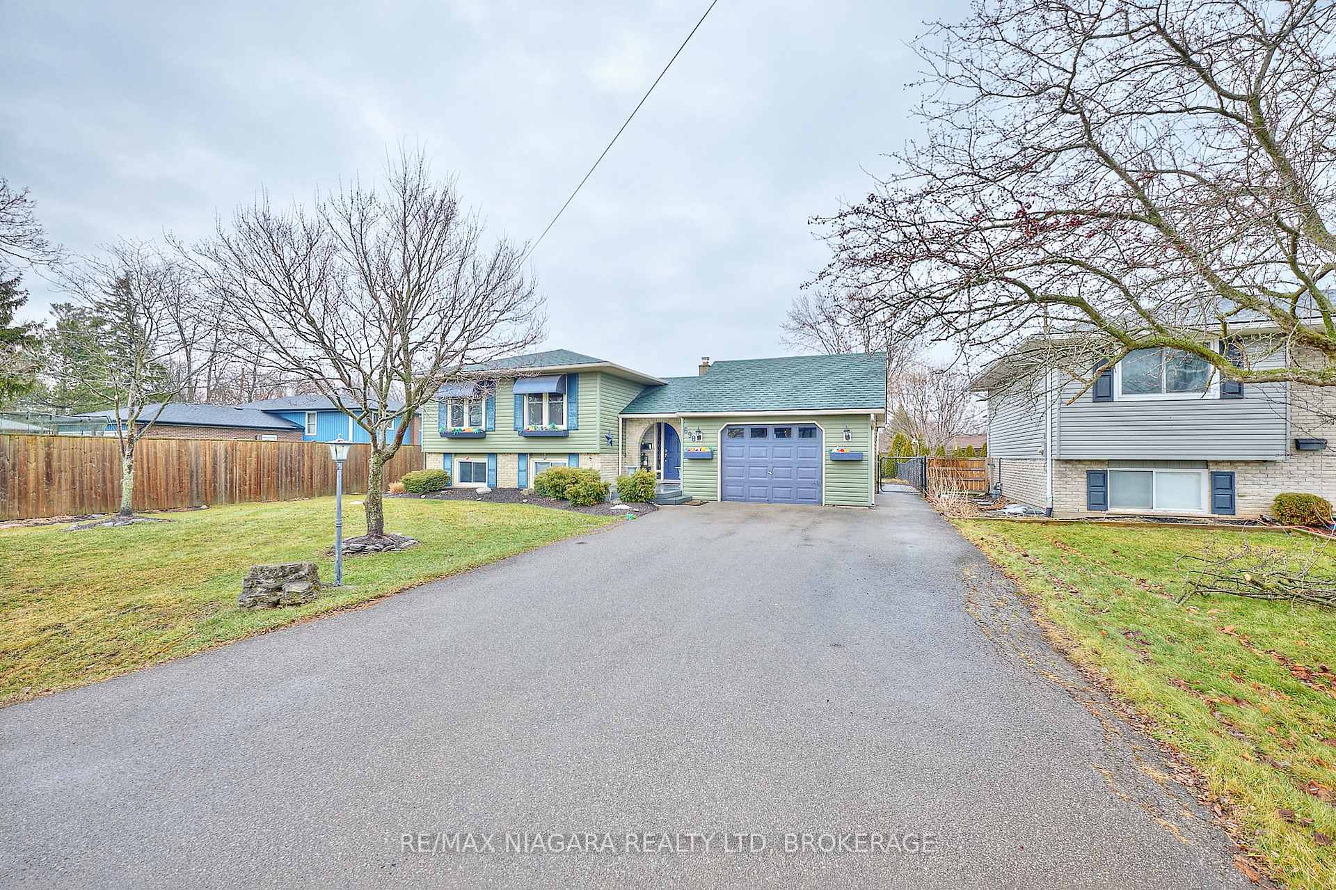 Photo 2 of 698 Buffalo Road, Fort Erie, Crescent Park — HOMEH