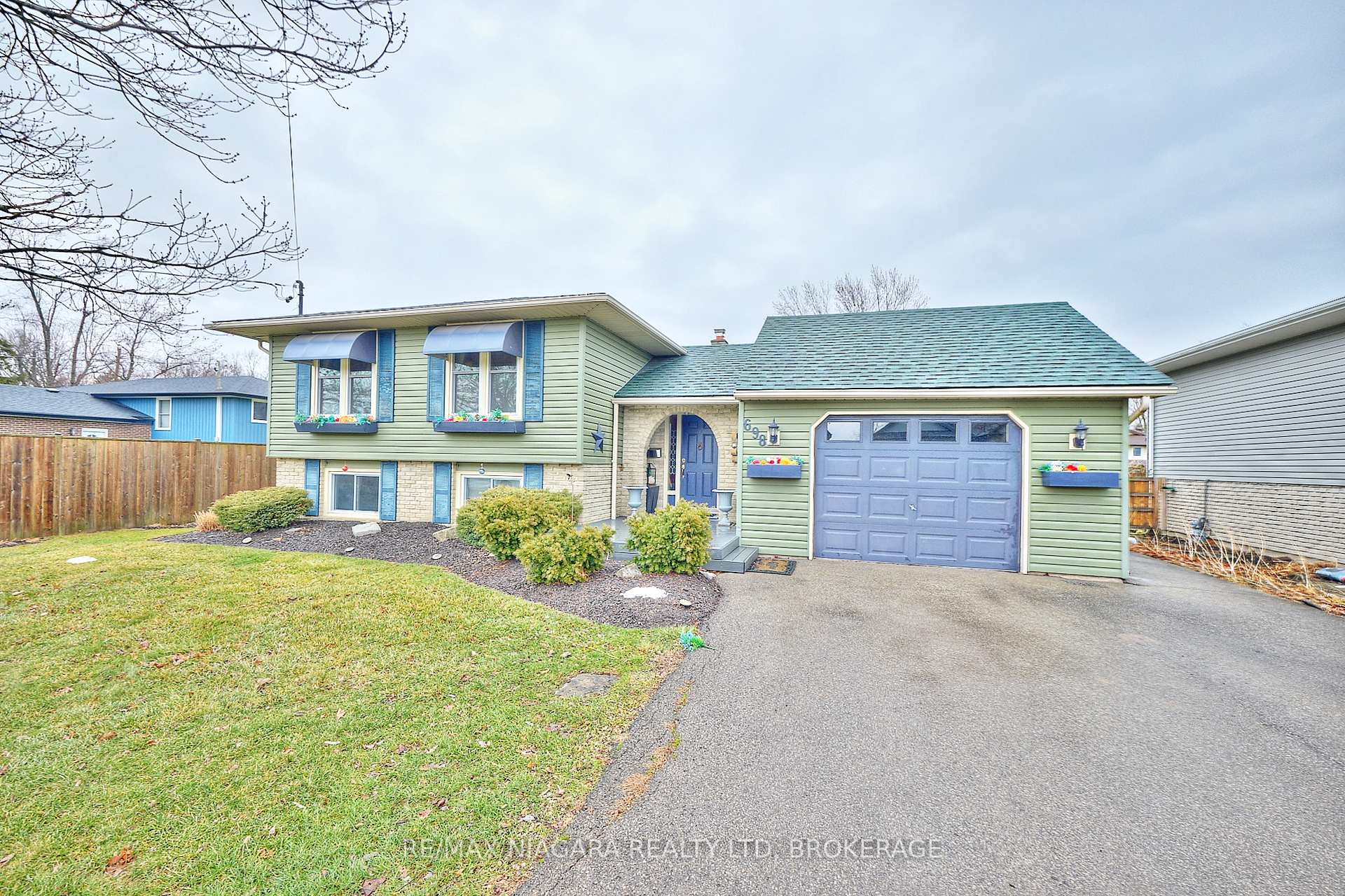 Photo 3 of 698 Buffalo Road, Fort Erie, Crescent Park — HOMEH