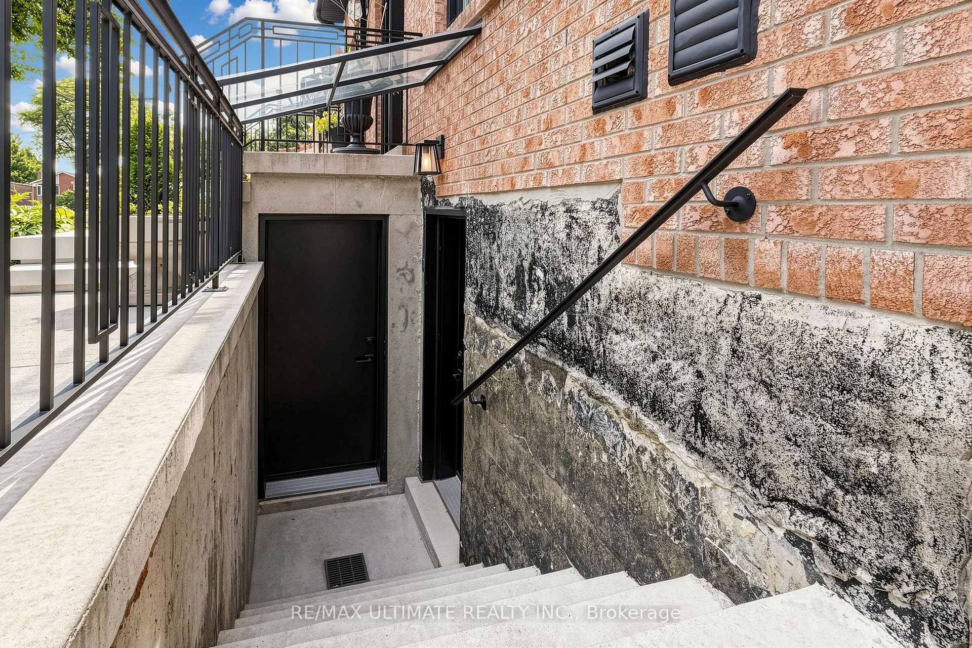 Photo 2 of Unit Lower, 10 Warbeck Place, Etobicoke, Kingsview Village-The Westway — HOMEH