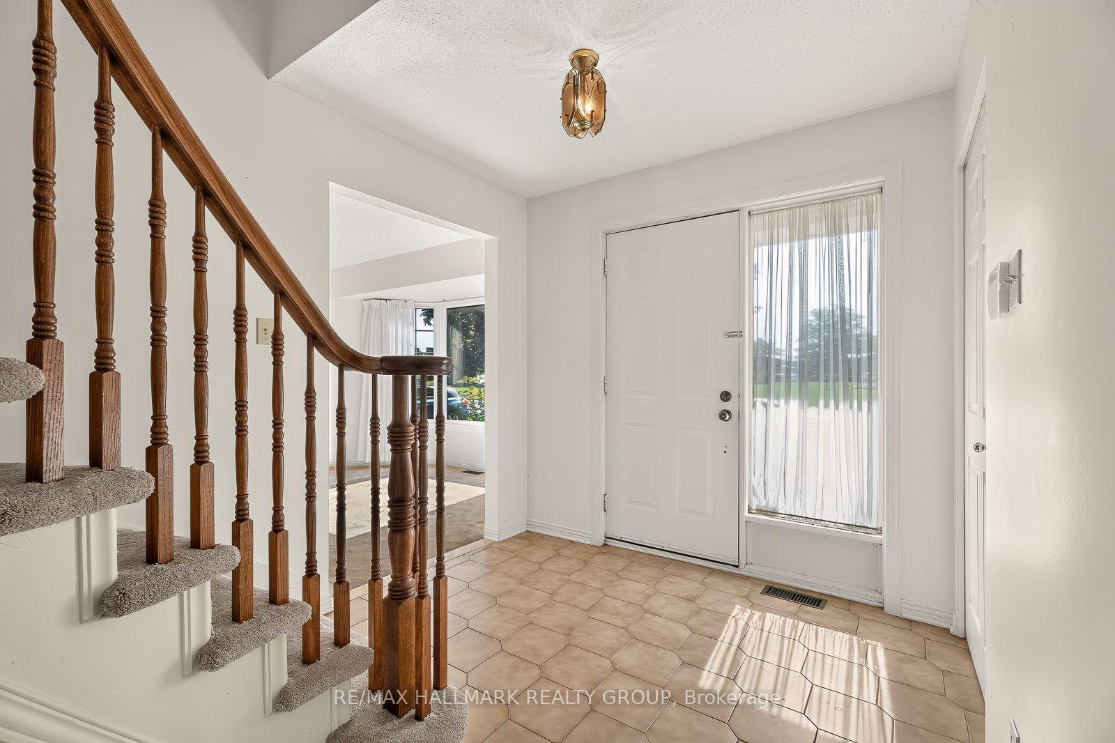 Photo 5 of 38 Bateman Drive, Ottawa, Manordale — HOMEH