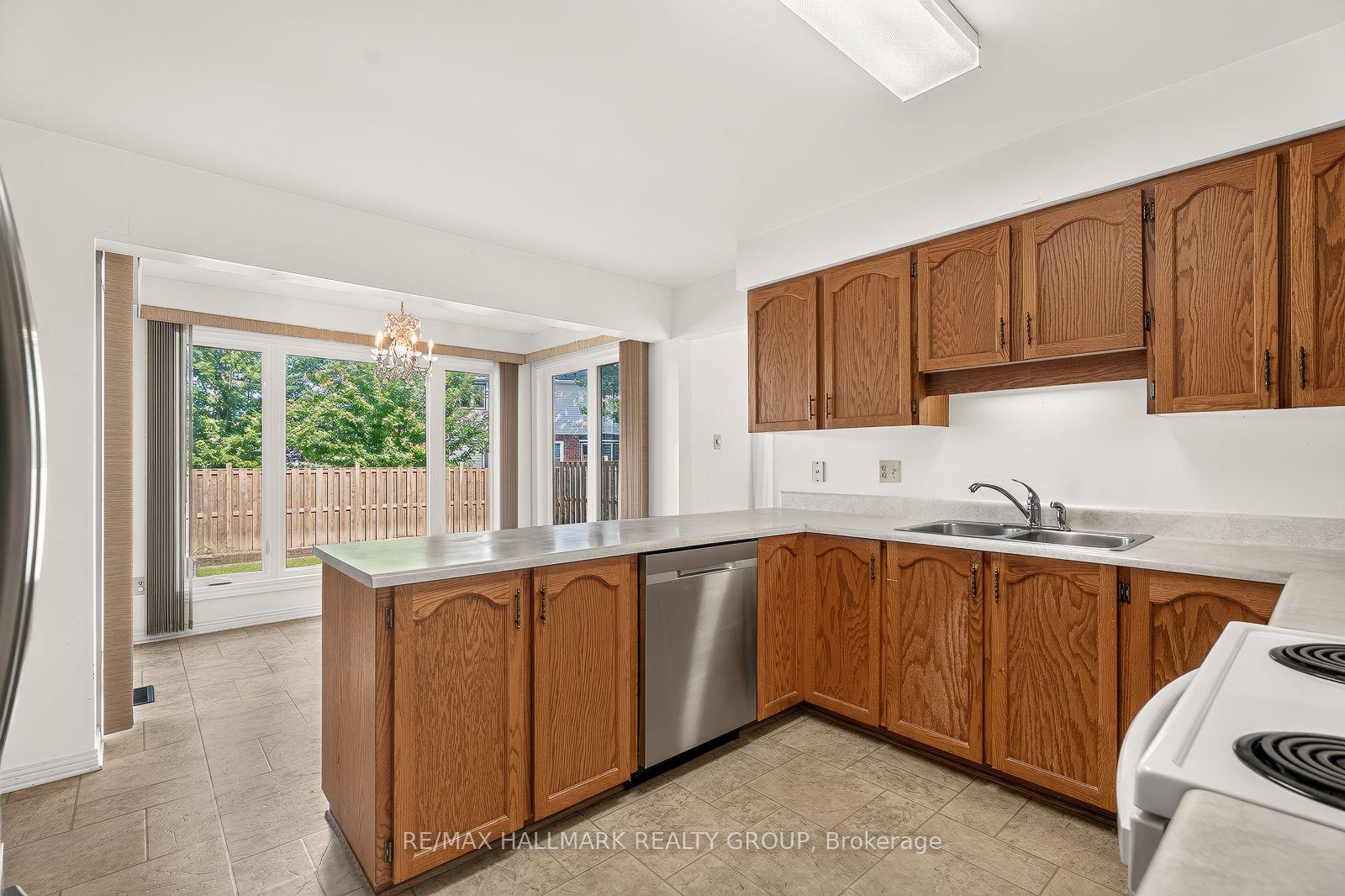 Photo 11 of 38 Bateman Drive, Ottawa, Manordale — HOMEH
