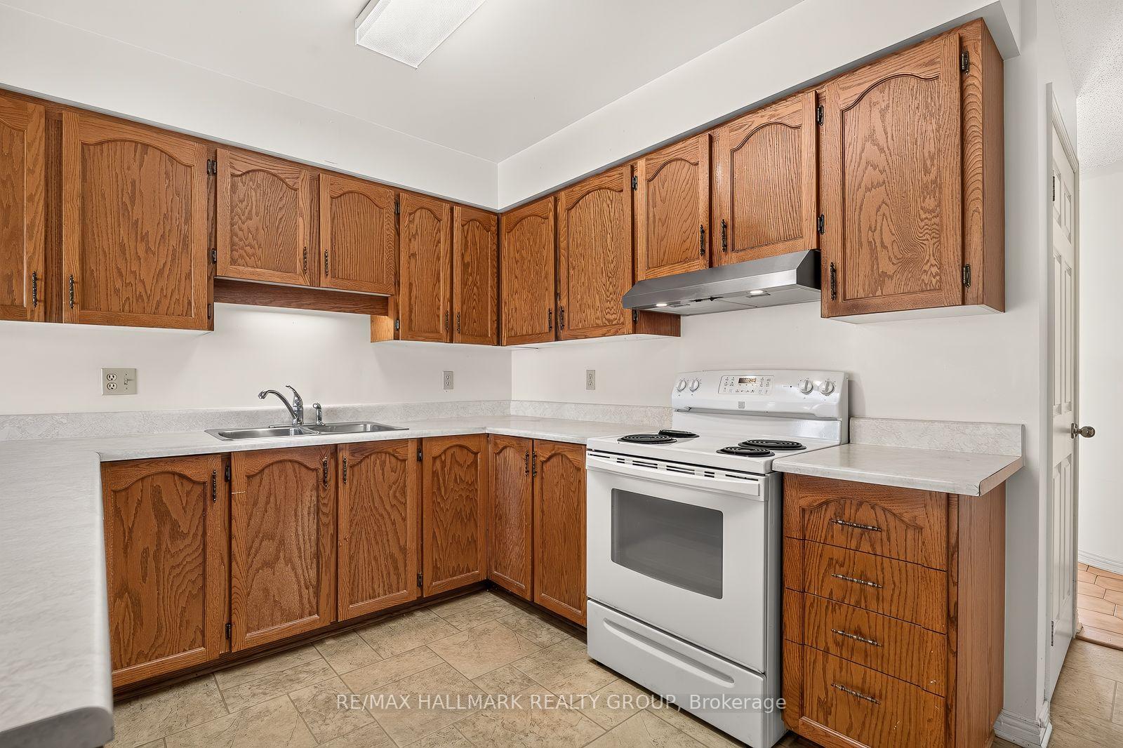 Photo 12 of 38 Bateman Drive, Ottawa, Manordale — HOMEH