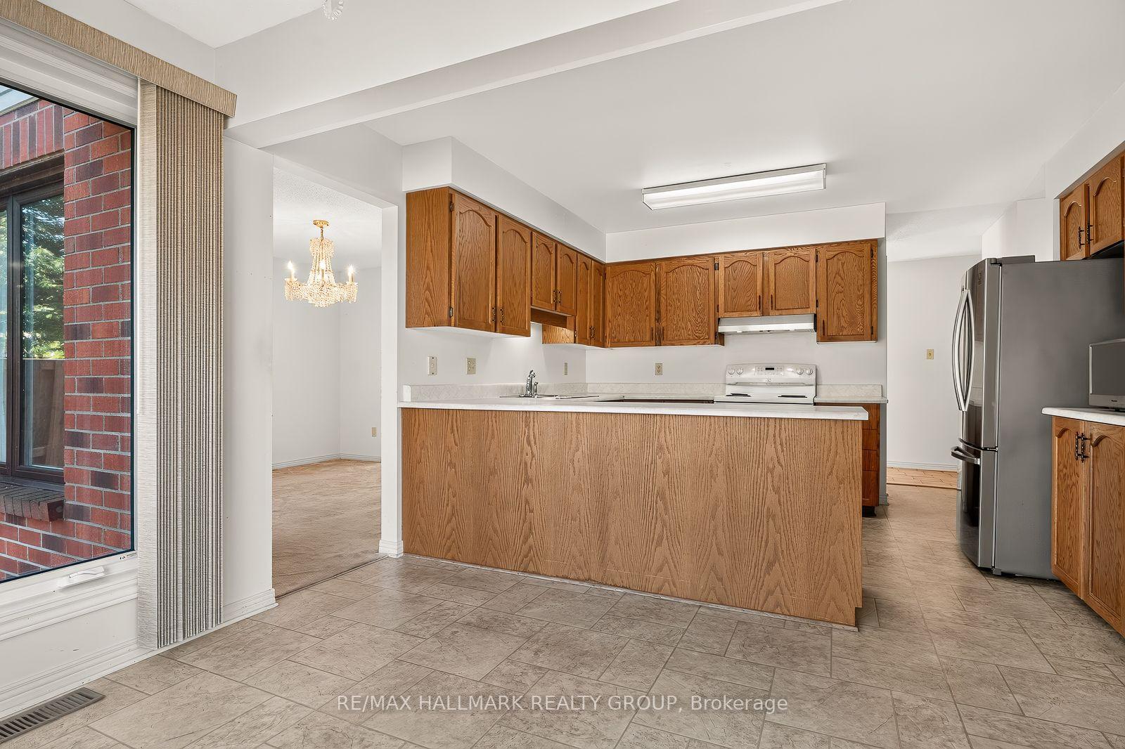 Photo 13 of 38 Bateman Drive, Ottawa, Manordale — HOMEH