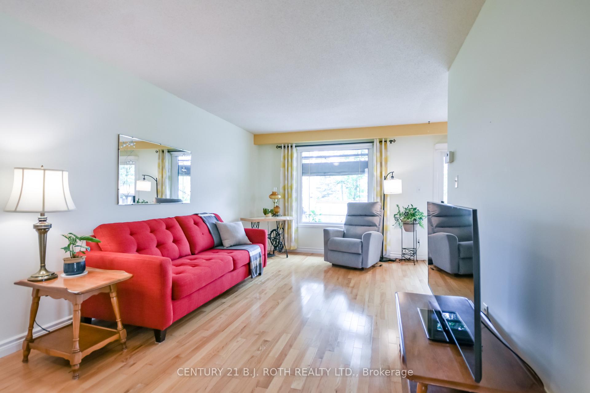 Photo 3 of 53 Mowat Crescent, Barrie, Letitia Heights — HOMEH