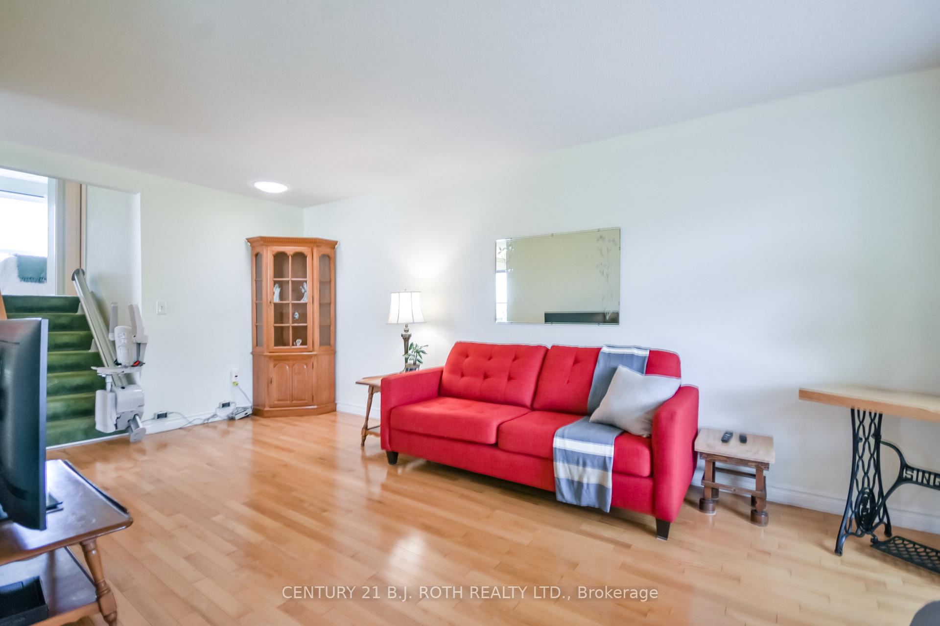 Photo 4 of 53 Mowat Crescent, Barrie, Letitia Heights — HOMEH