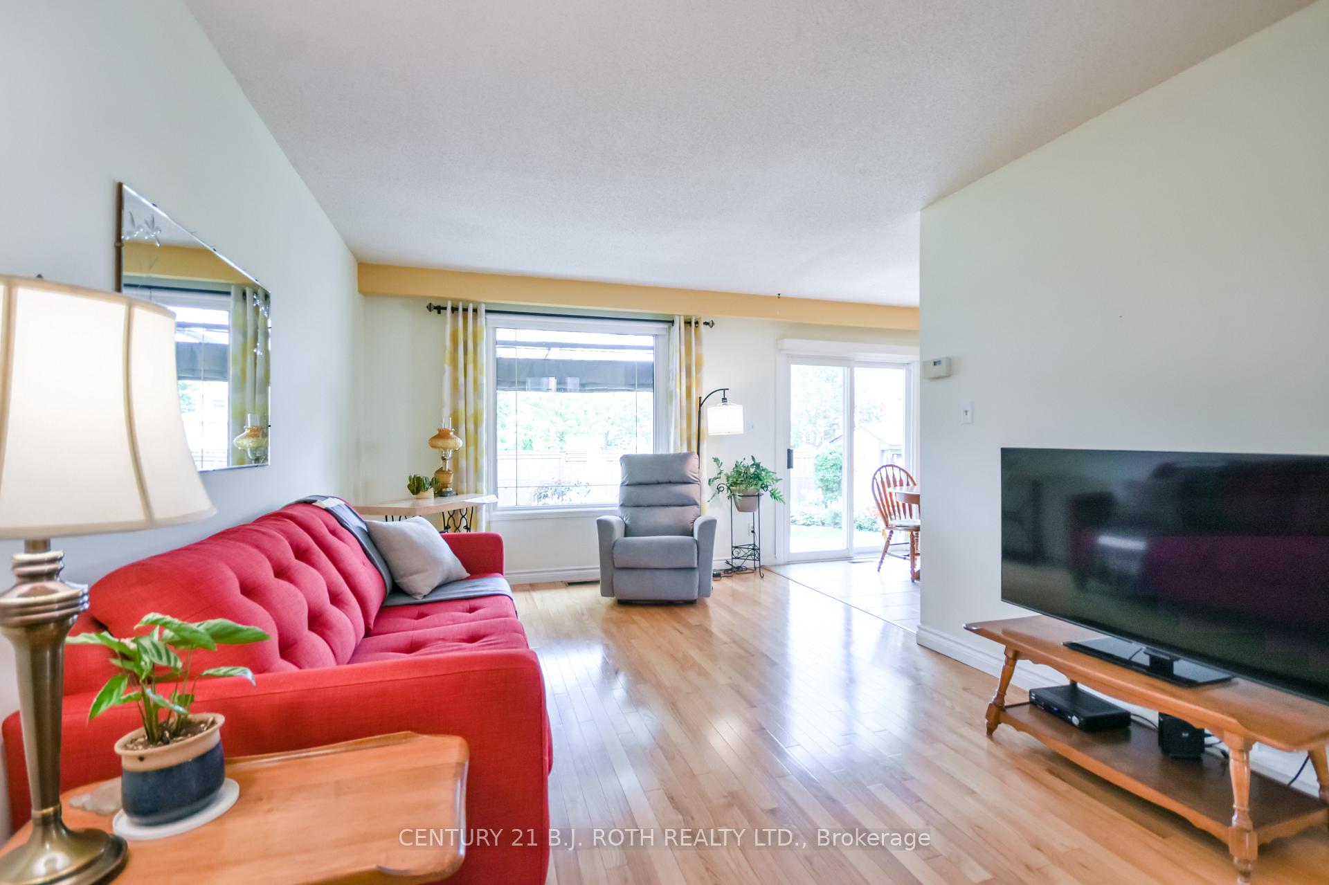 Photo 5 of 53 Mowat Crescent, Barrie, Letitia Heights — HOMEH