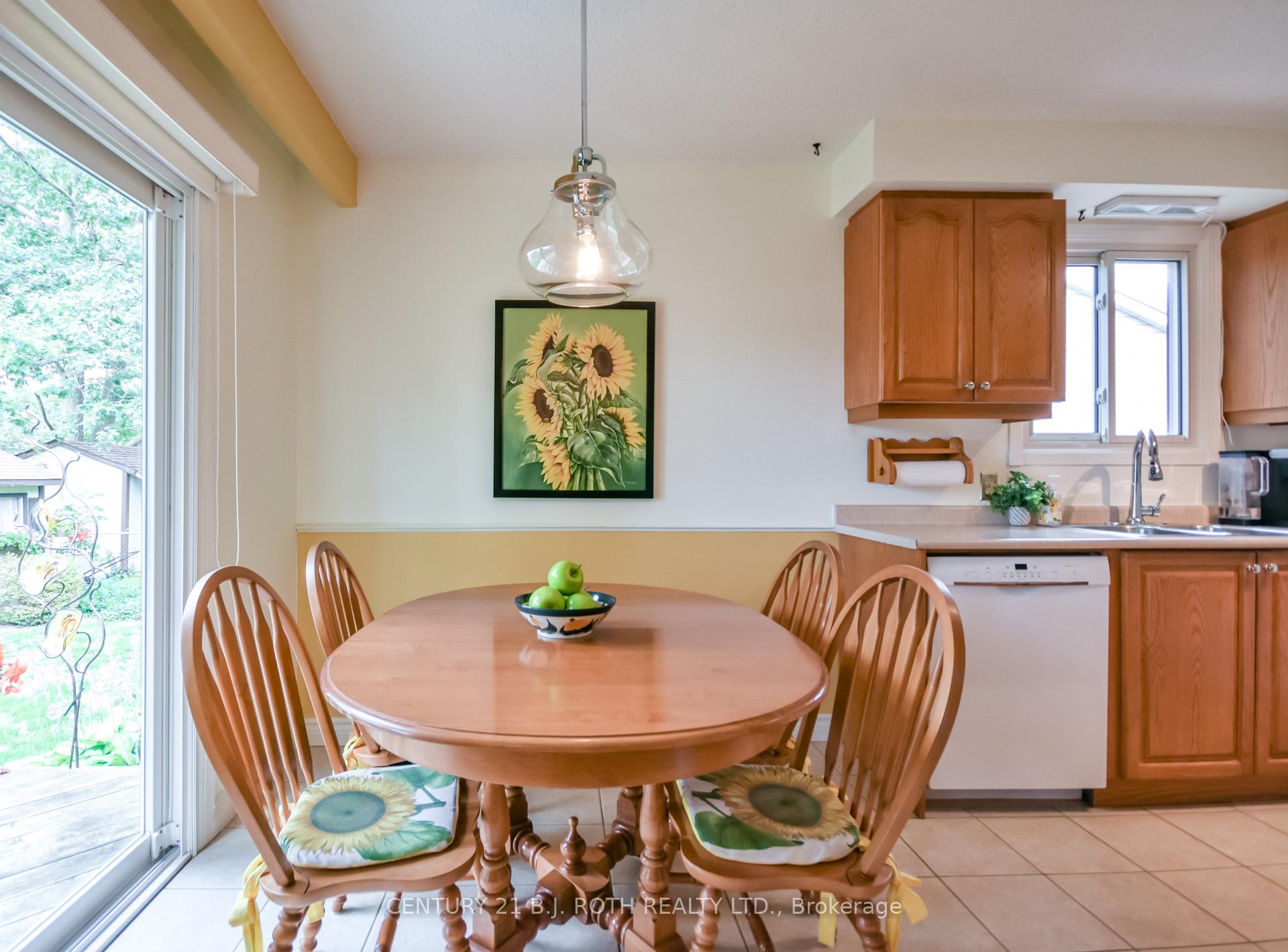 Photo 11 of 53 Mowat Crescent, Barrie, Letitia Heights — HOMEH
