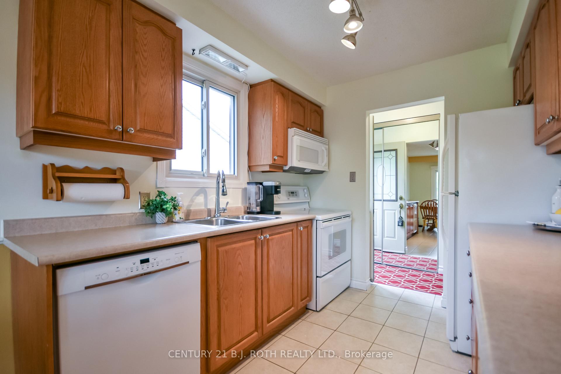 Photo 15 of 53 Mowat Crescent, Barrie, Letitia Heights — HOMEH