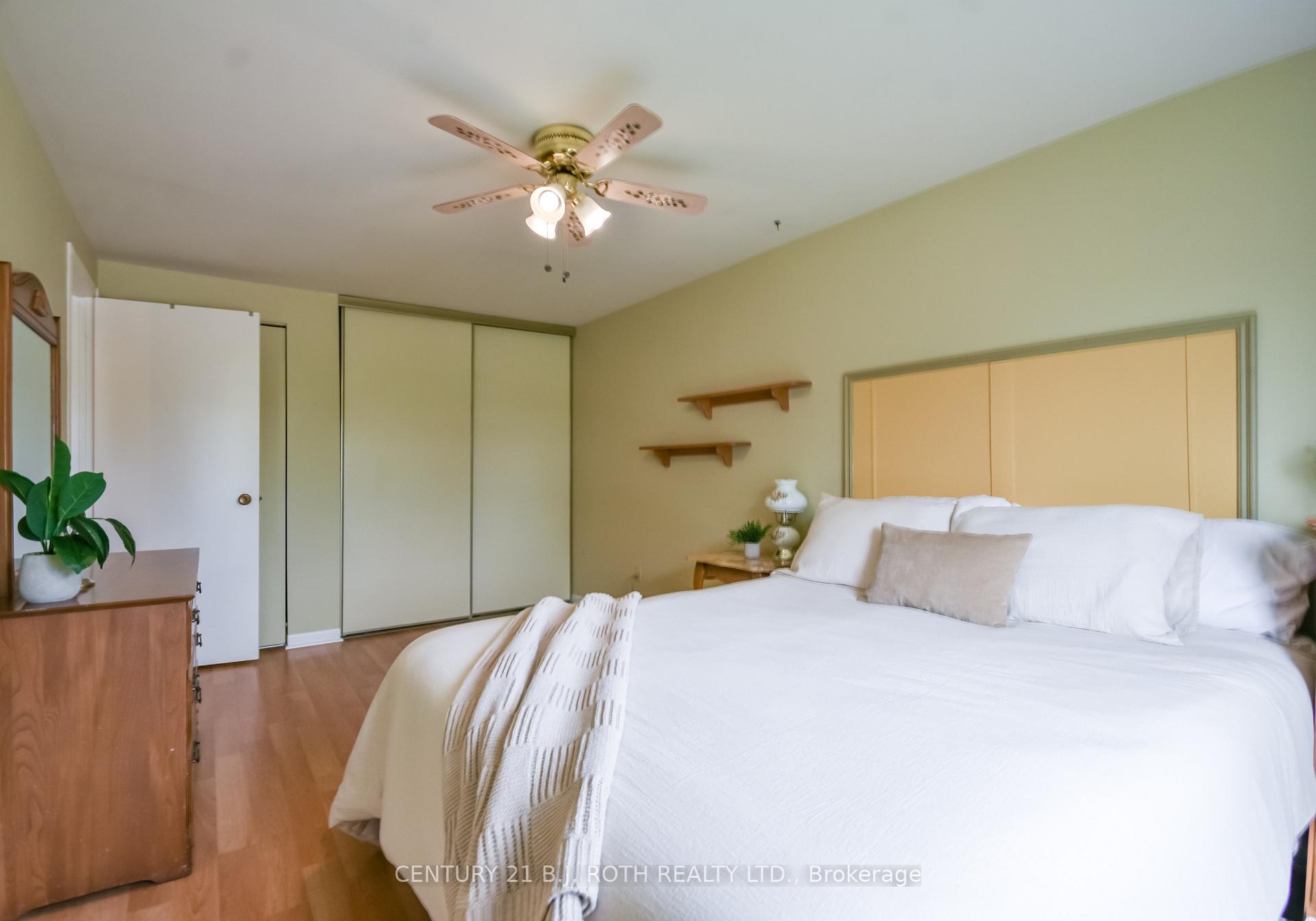 Photo 17 of 53 Mowat Crescent, Barrie, Letitia Heights — HOMEH