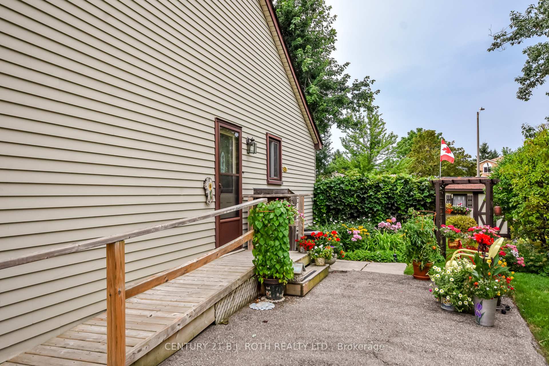 Photo 32 of 53 Mowat Crescent, Barrie, Letitia Heights — HOMEH