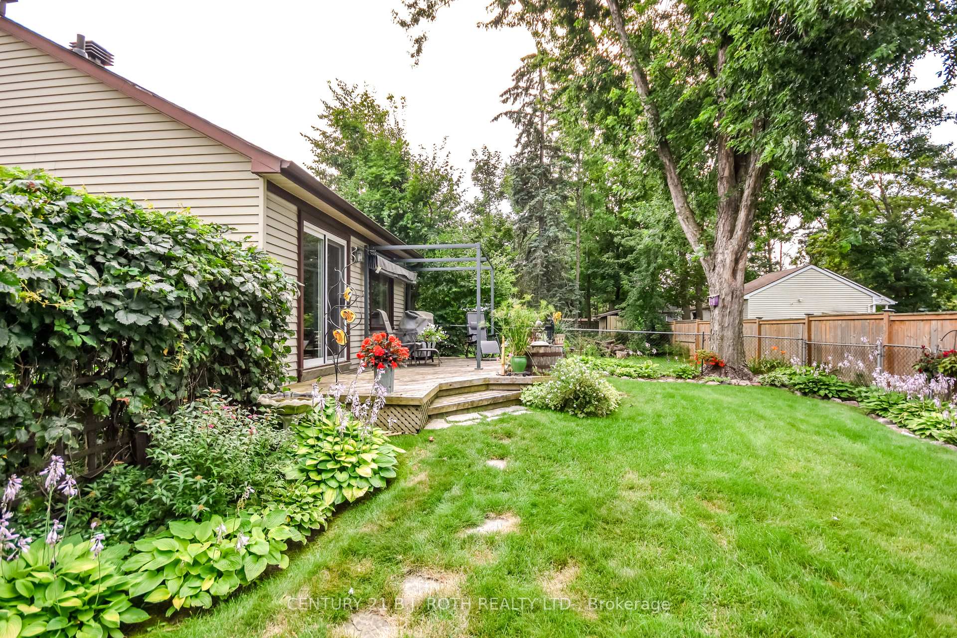 Photo 37 of 53 Mowat Crescent, Barrie, Letitia Heights — HOMEH