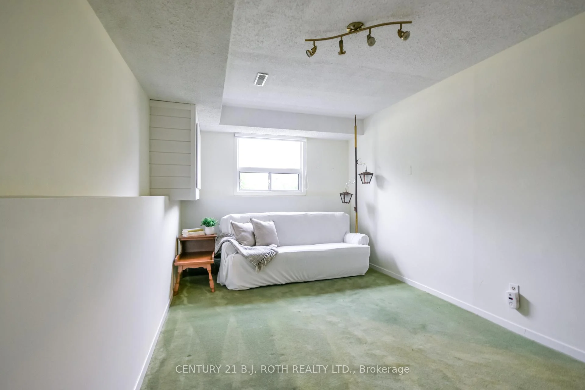 Photo 28 of 53 Mowat Crescent, Barrie, Letitia Heights — HOMEH