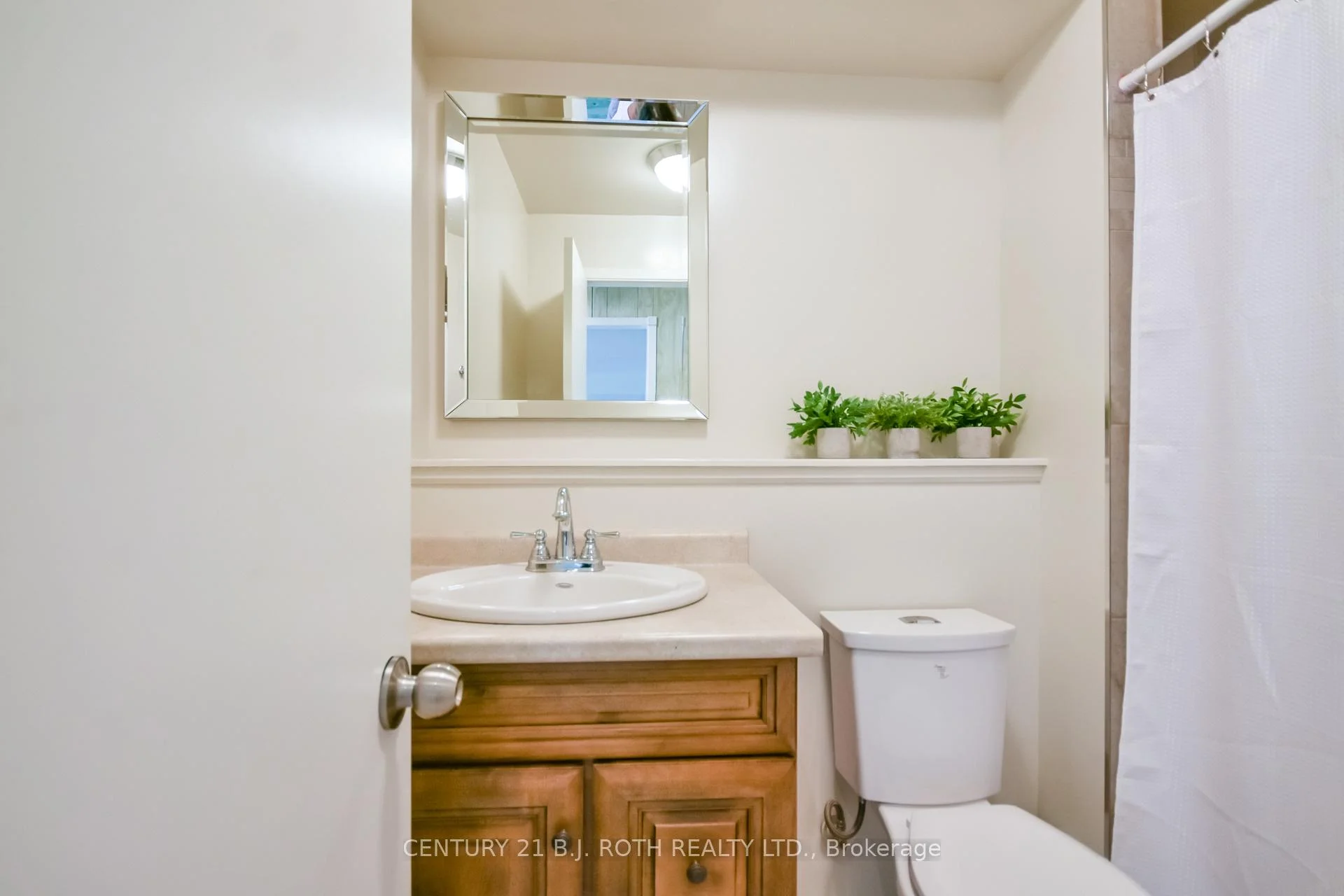 Photo 34 of 53 Mowat Crescent, Barrie, Letitia Heights — HOMEH