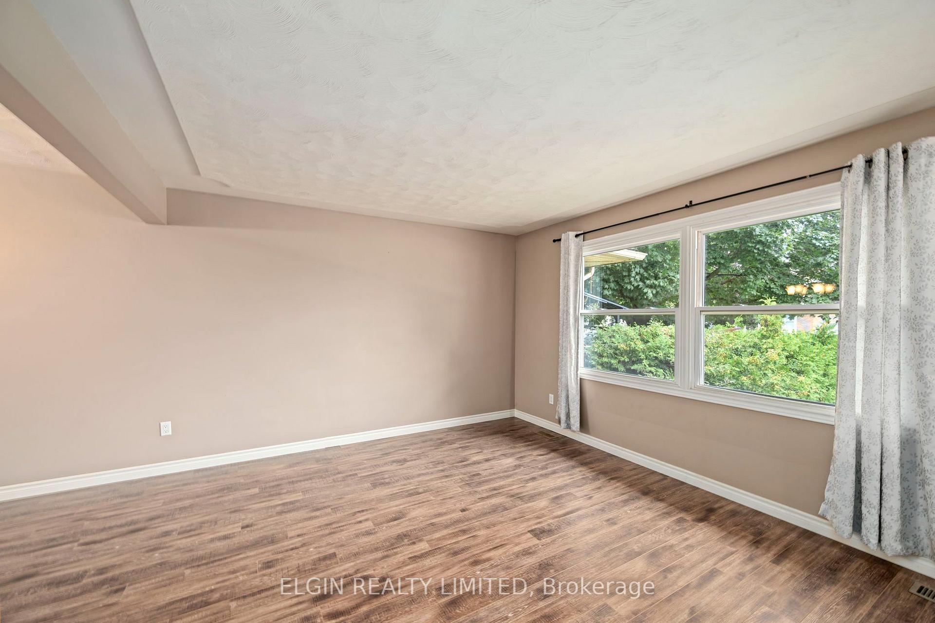 Photo 5 of 27 Vanier Place, St. Thomas — HOMEH