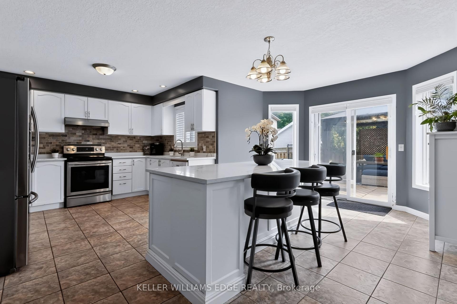 Photo 8 of 24 Eringate Drive, Hamilton, Stoney Creek Mountain — HOMEH