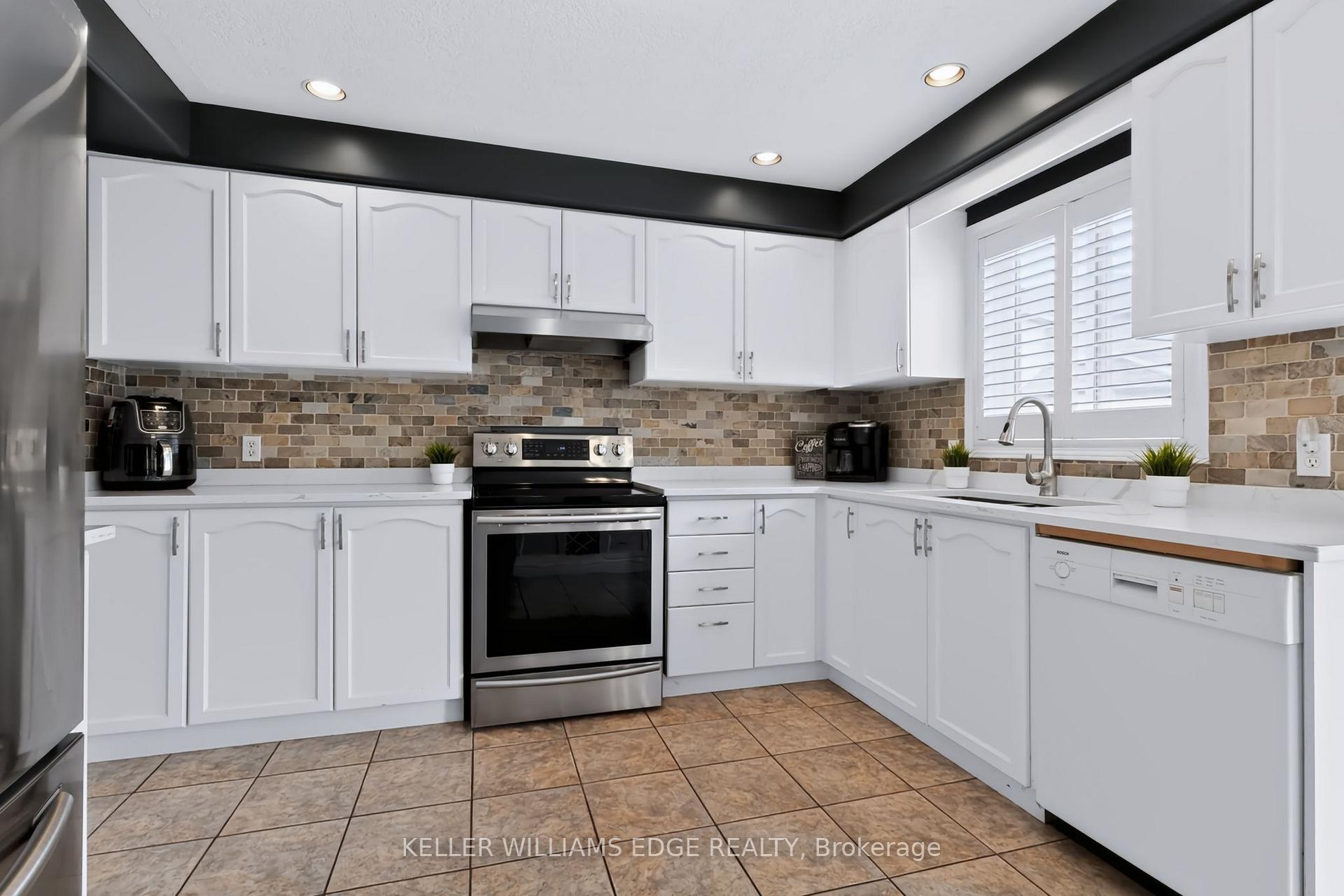 Photo 13 of 24 Eringate Drive, Hamilton, Stoney Creek Mountain — HOMEH