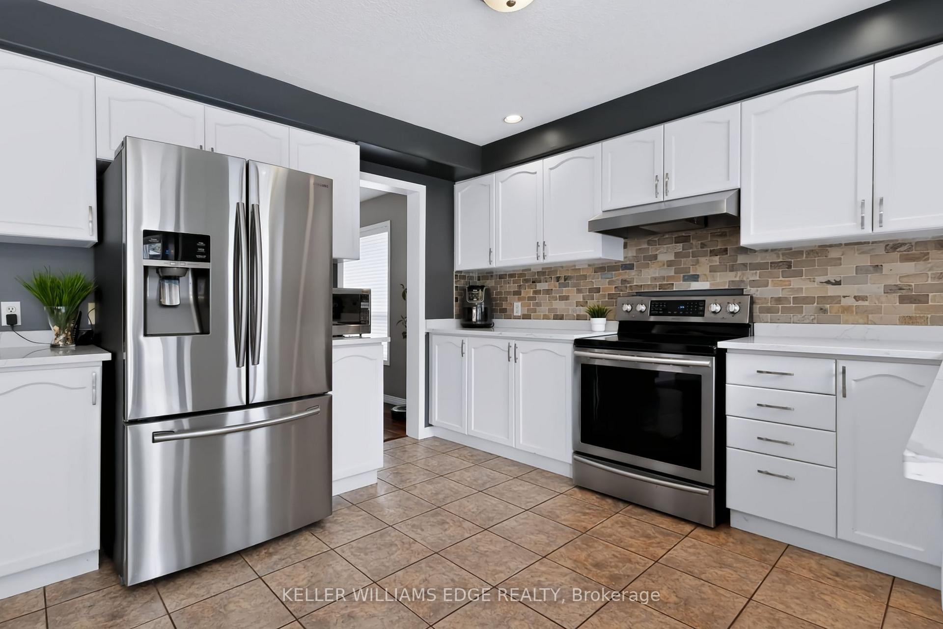 Photo 14 of 24 Eringate Drive, Hamilton, Stoney Creek Mountain — HOMEH