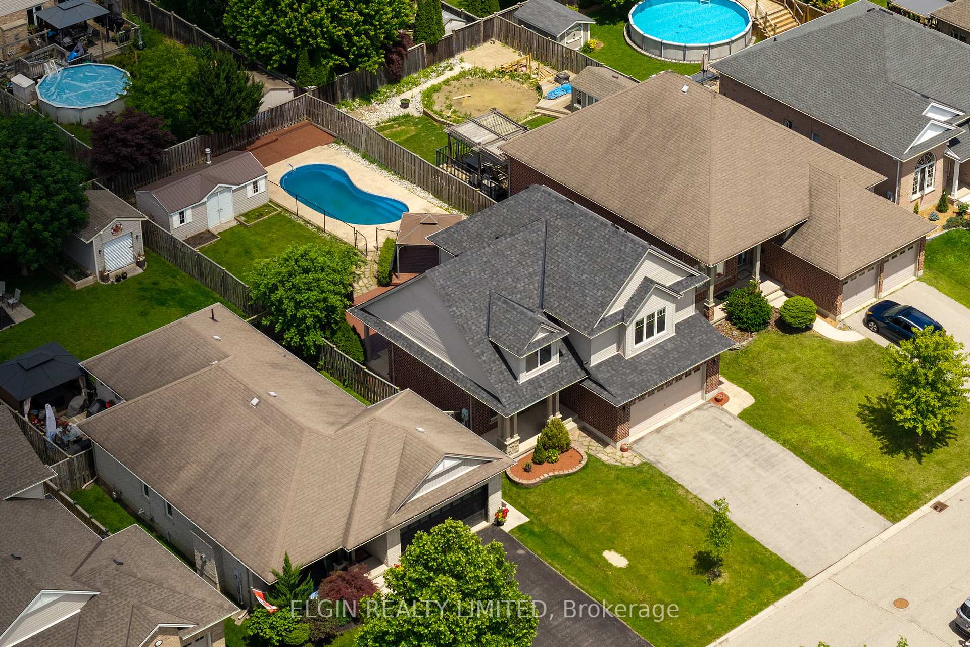 Photo 3 of 11 Kensington Court, St. Thomas — HOMEH
