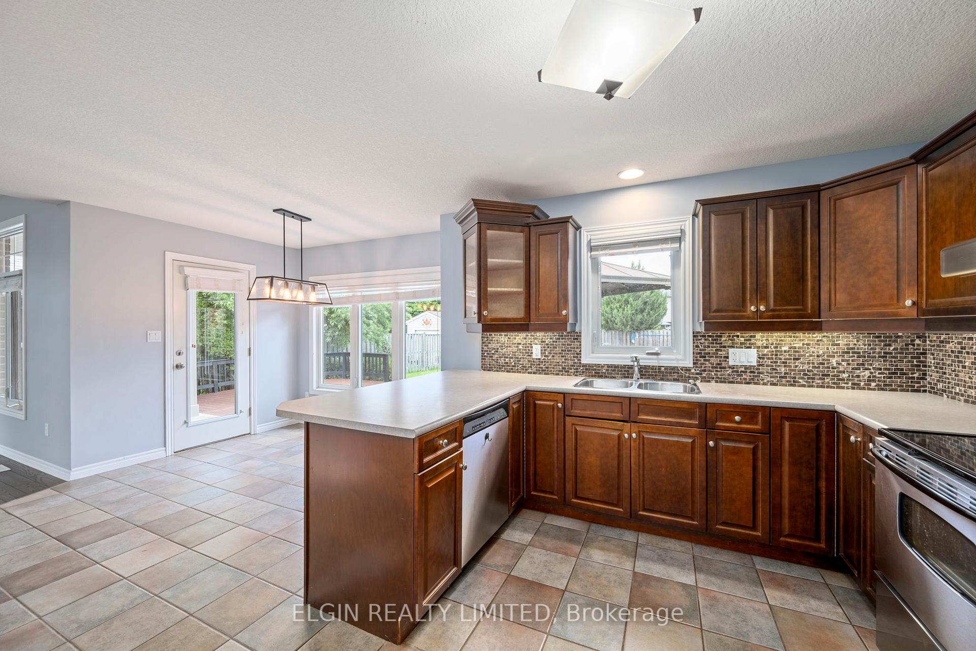 Photo 9 of 11 Kensington Court, St. Thomas — HOMEH