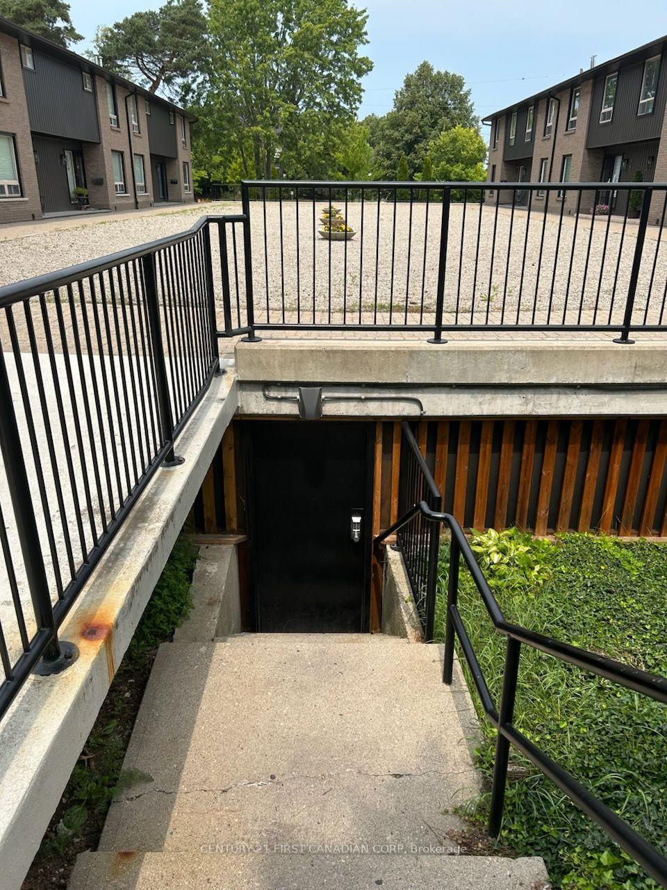 Photo 4 of 757 Berkshire Drive, London, South N — HOMEH