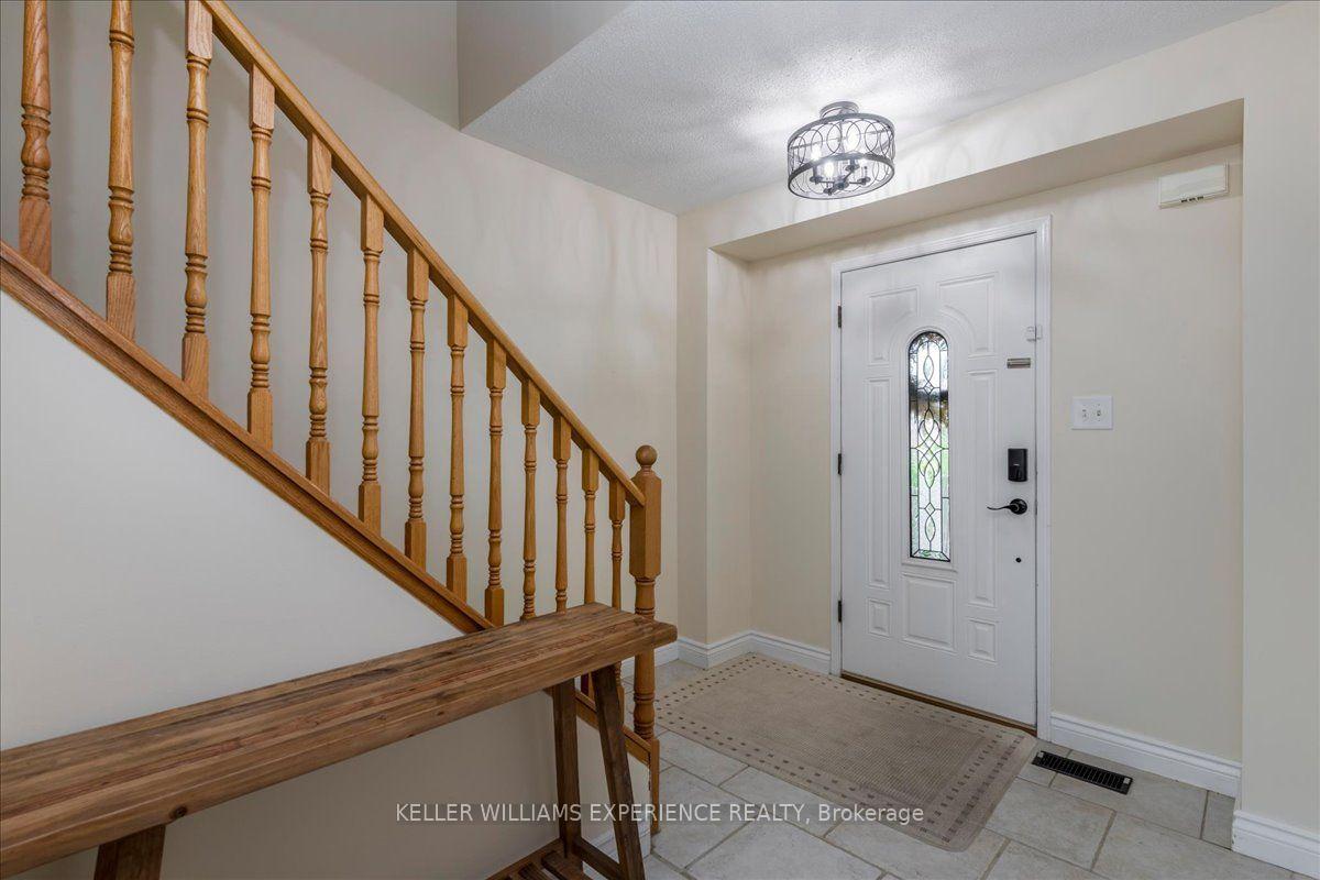 Photo 3 of 10 Sunset Place, Barrie, Holly — HOMEH