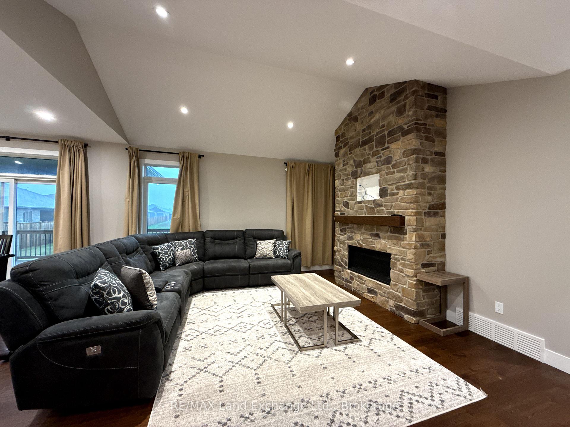 Photo 11 of 23 Mctavish Crescent, Huron-Kinloss — HOMEH