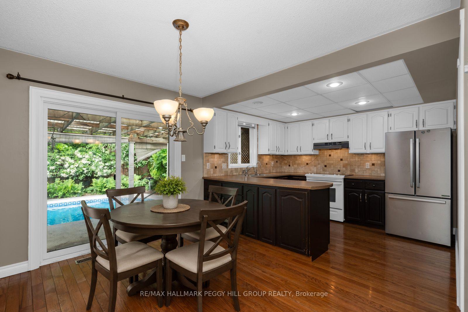 Photo 5 of 22 Richler Crescent, Barrie, Letitia Heights — HOMEH