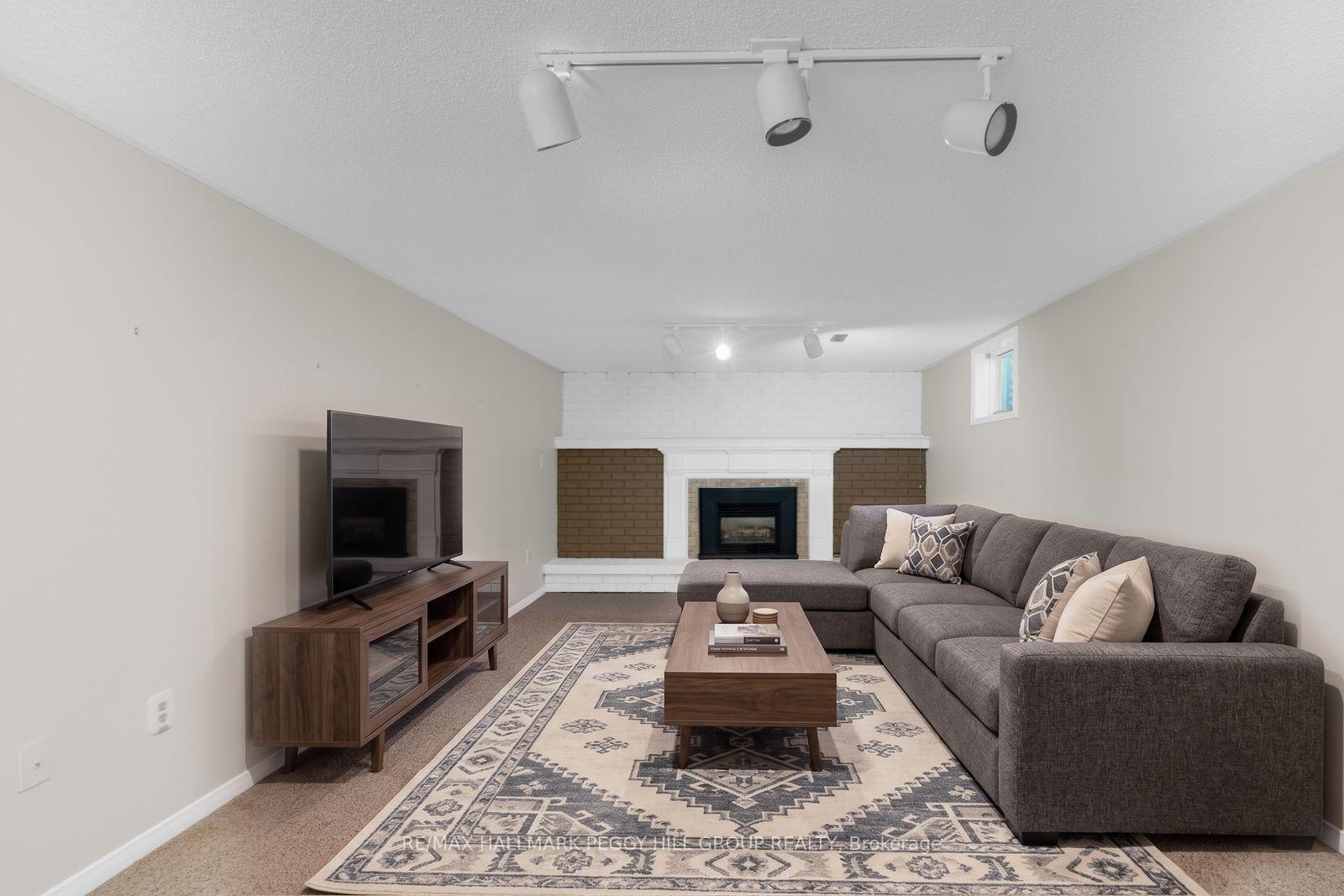 Photo 11 of 22 Richler Crescent, Barrie, Letitia Heights — HOMEH