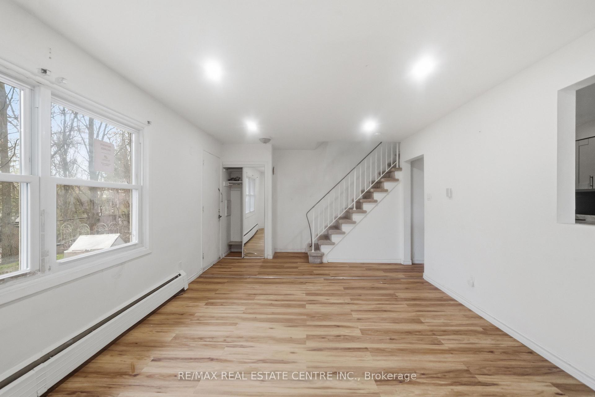 Photo 4 of Unit 10, 76 Borden Parkway, Kitchener, King East — HOMEH