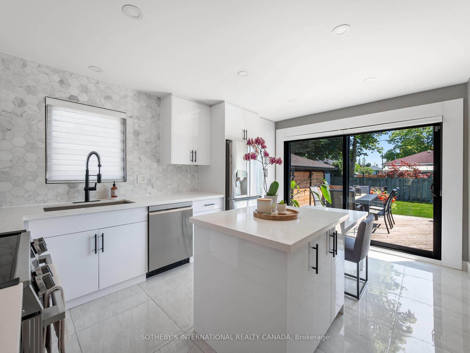 Photo 3 of 17 Sigmont Road, Etobicoke, Eringate-Centennial-West Deane — HOMEH