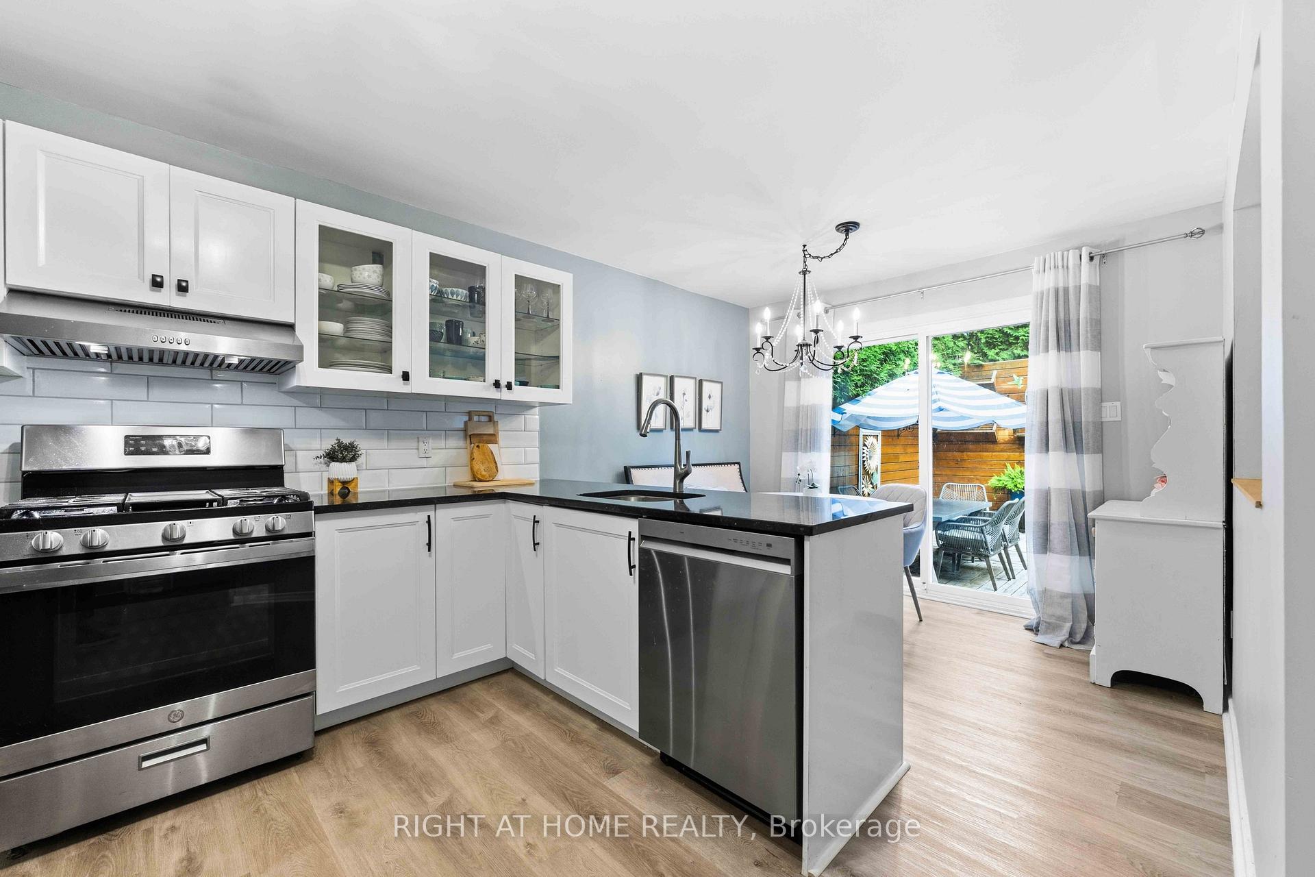 Photo 14 of 25 Waterton Crescent, Ottawa, Kanata - Bridlewood — HOMEH