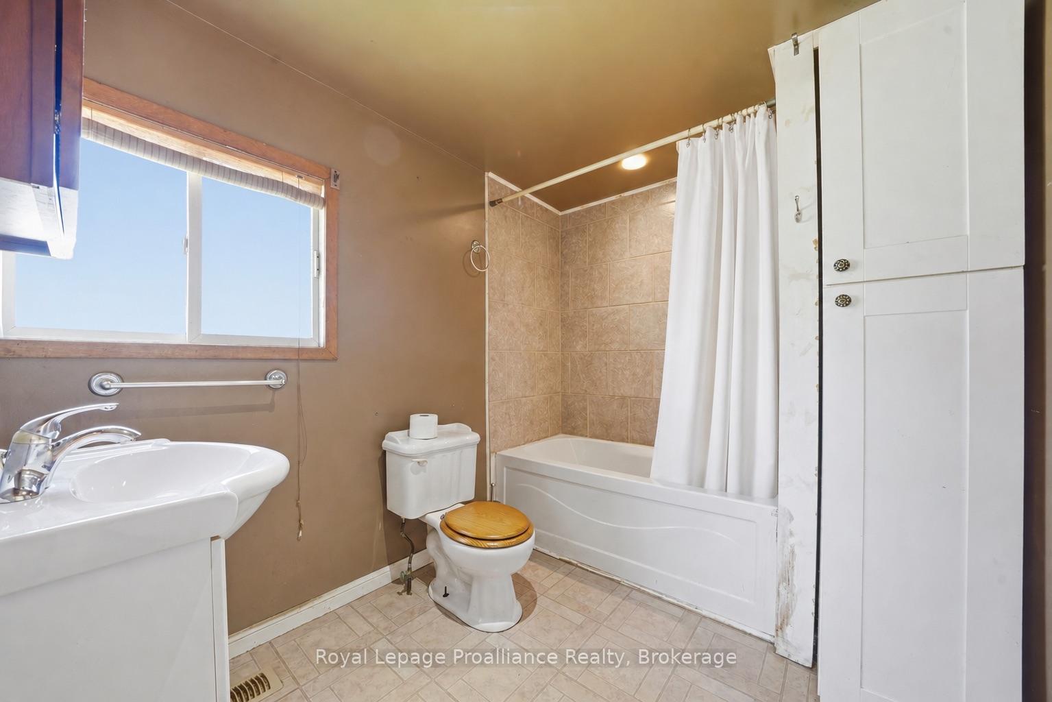 Photo 22 of 252 Sidney Street, Quinte West, Trenton Ward — HOMEH